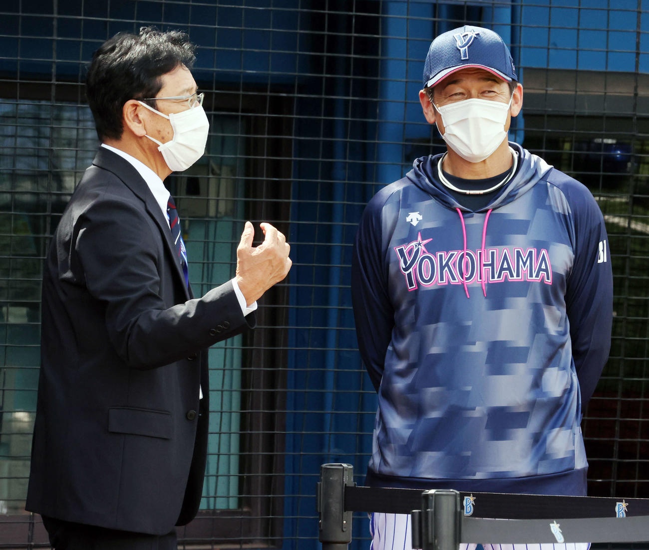 DeNA対広島　視察に訪れた侍ジャパン栗山監督（左）は、DeNA三浦監督と話し込む（撮影・浅見桂子）