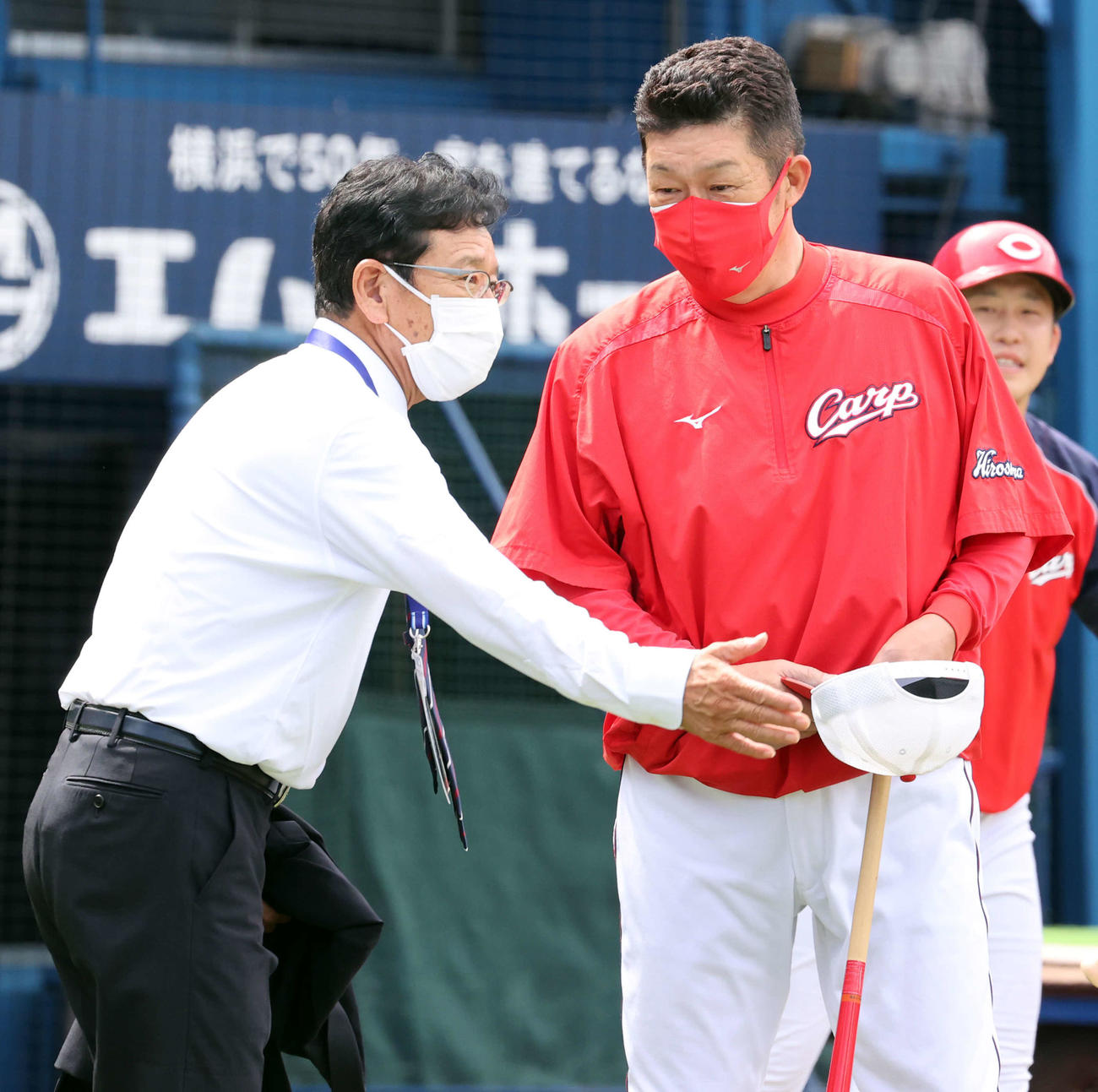 DeNA対広島　視察に訪れた侍ジャパン栗山監督（左）と話す広島佐々岡監督（撮影・浅見桂子）