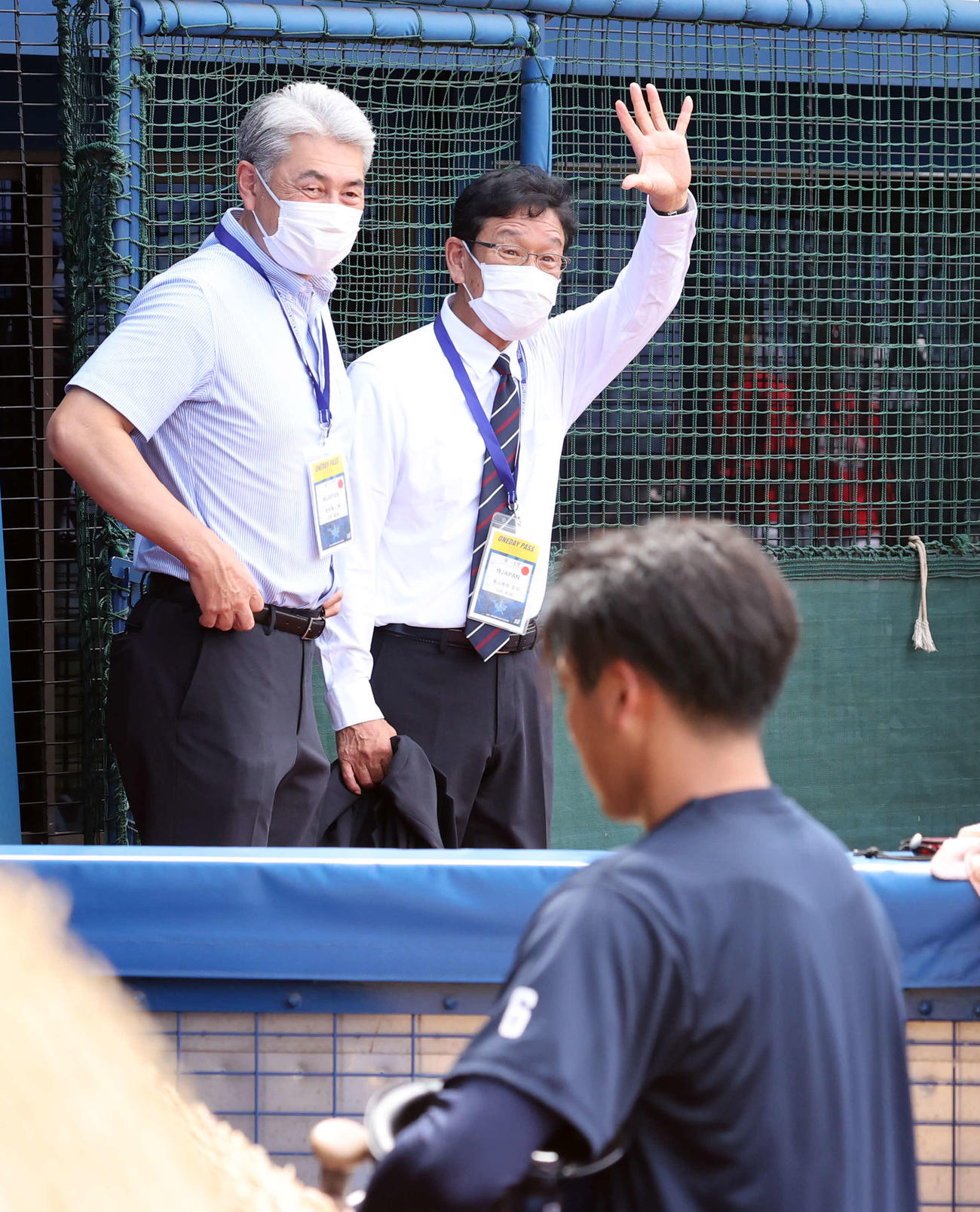 DeNA対広島　視察に訪れた侍ジャパン栗山監督（中央）は笑顔で手を振る。手前はDeNA森。左は吉井投手コーチ（撮影・浅見桂子）