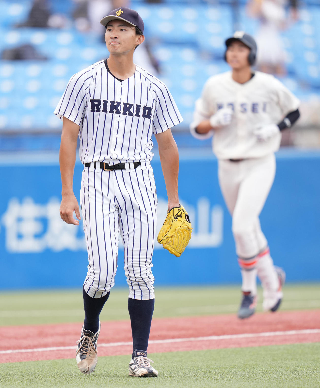 立大対法大　4回裏法大1死満塁、山根に右越え満塁本塁打をあび、ぼうぜんとする荘司（撮影・鈴木みどり）