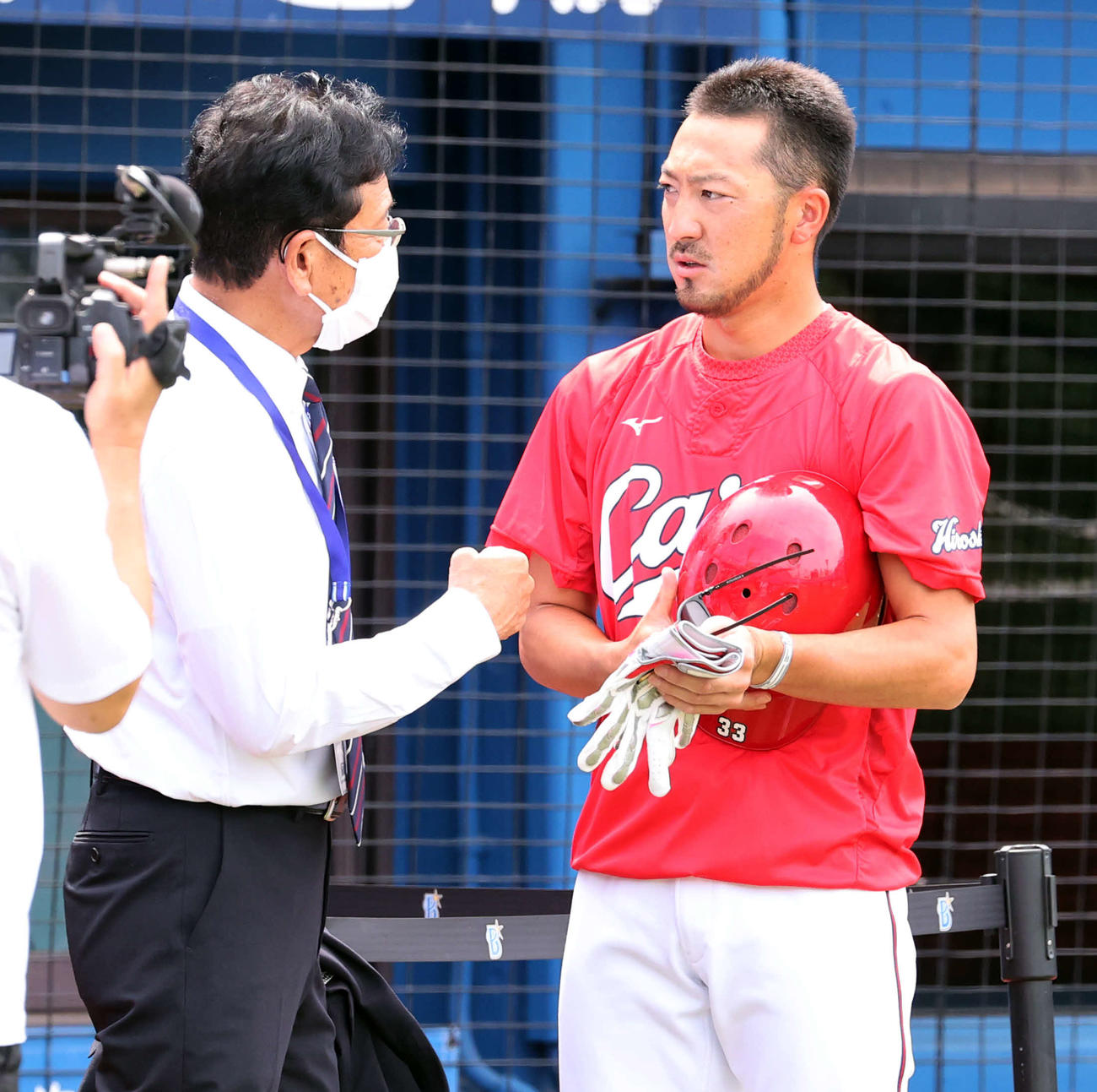 DeNA対広島　視察に訪れた侍ジャパン栗山監督（左）と話す広島菊池涼（撮影・浅見桂子）