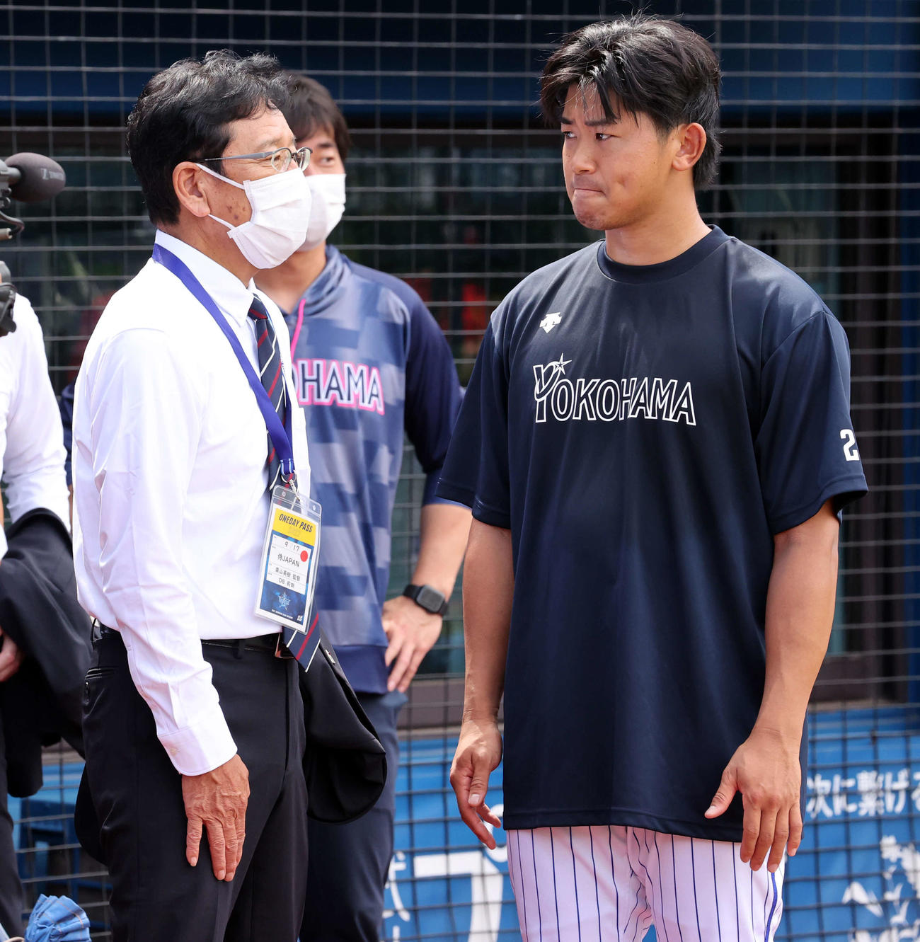 DeNA対広島　視察に訪れた侍ジャパン栗山監督（左）と話すDeNA今永（撮影・浅見桂子）