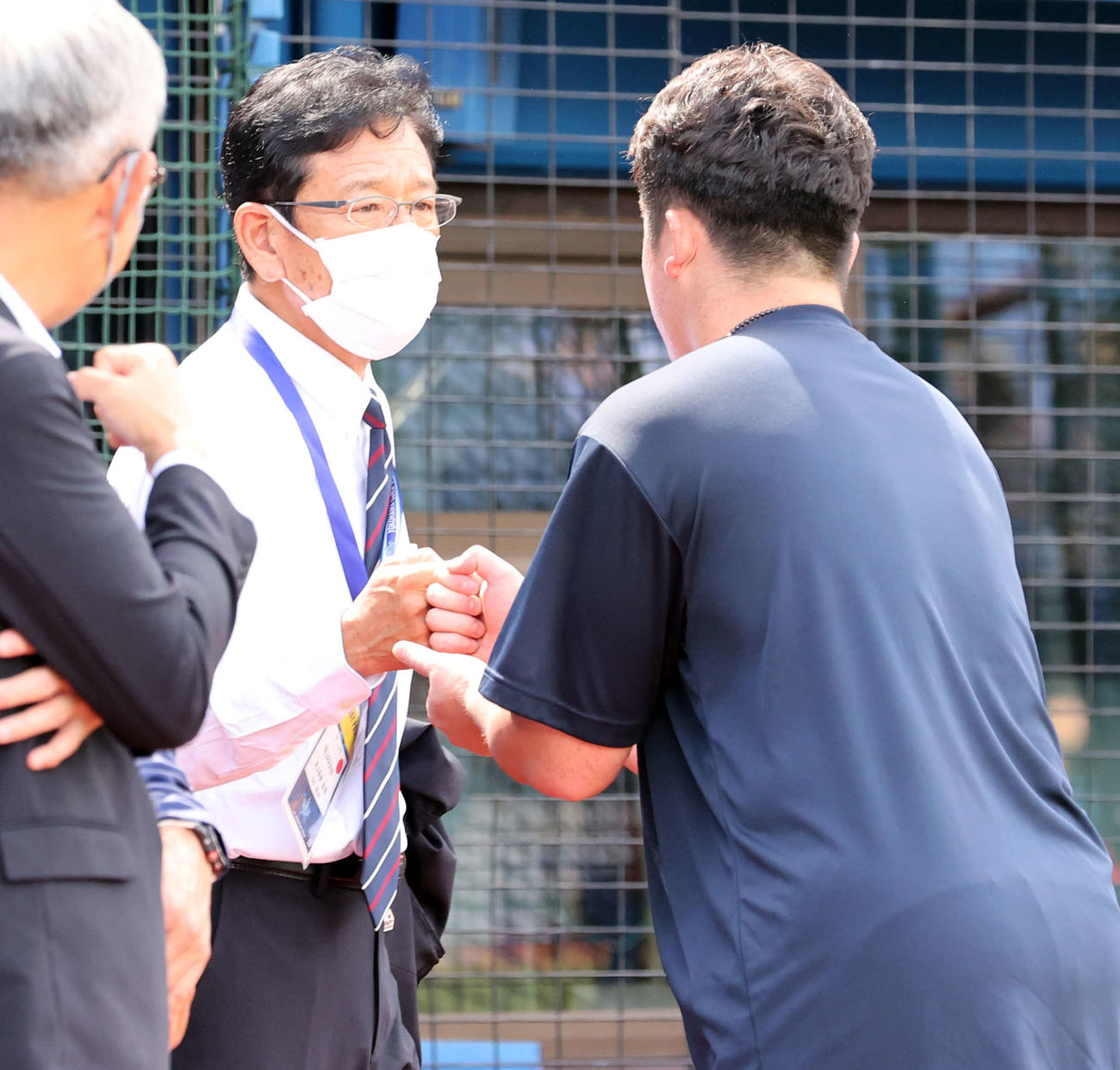 DeNA対広島　視察に訪れた侍ジャパン栗山監督（左）は、DeNA牧とグータッチであいさつ（撮影・浅見桂子）