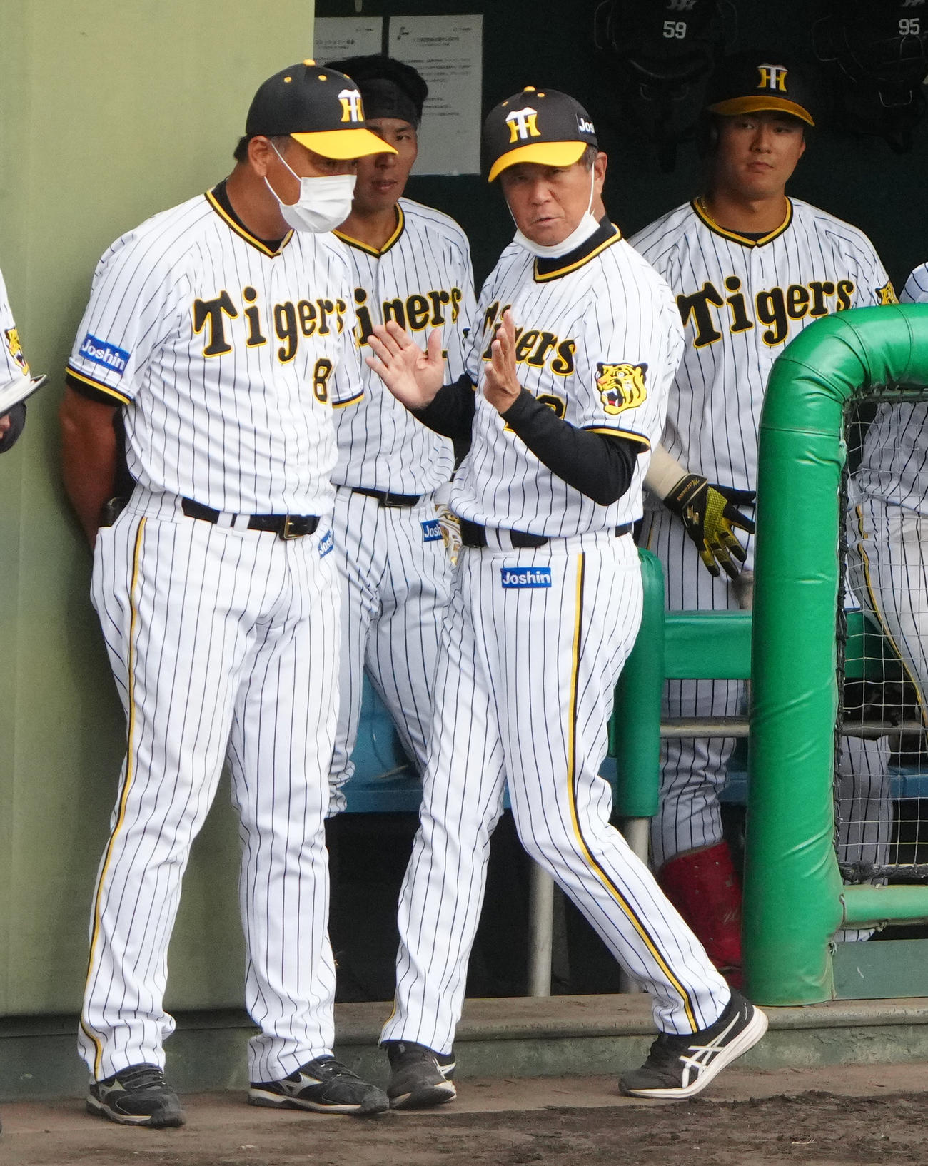 ウエスタン・リーグ阪神対ソフトバンク　9回裏、ベンチ前で阪神藤井康1，2軍巡回打撃コーチ（左）と話し合う平田2軍監督（撮影・清水貴仁）
