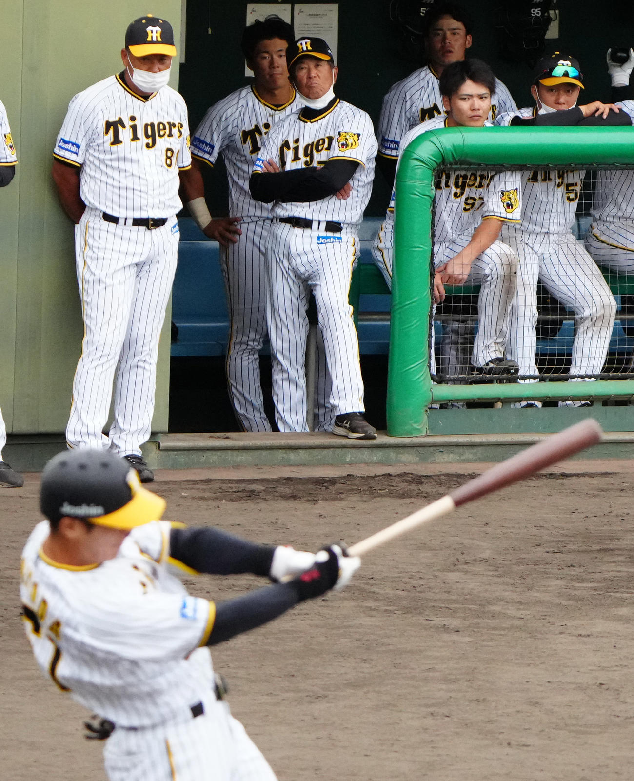 ウエスタン・リーグ阪神対ソフトバンク　試合に敗れ厳しい表情をみせる阪神平田2軍監督（中央）ら（撮影・清水貴仁）