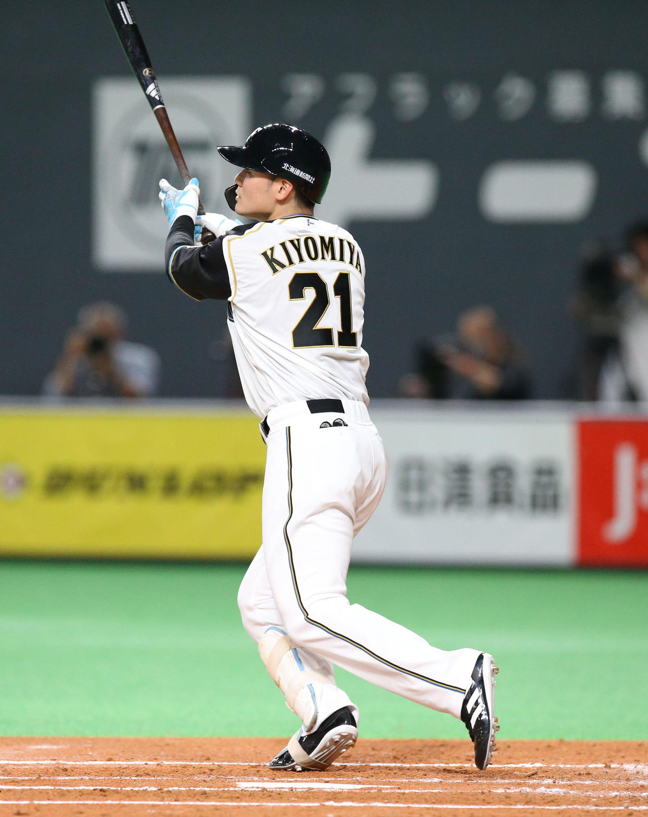 日本ハム対ロッテ　2回裏日本ハム1死、先制となる右越え本塁打を放つ清宮（撮影・佐藤翔太）