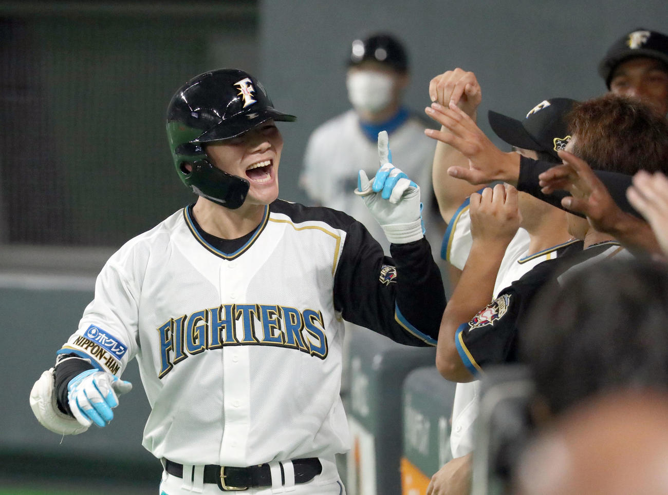 日本ハム対ロッテ　2回裏日本ハム1死、先制となる右越え本塁打を放ちナインに出迎えられる清宮（撮影・佐藤翔太）