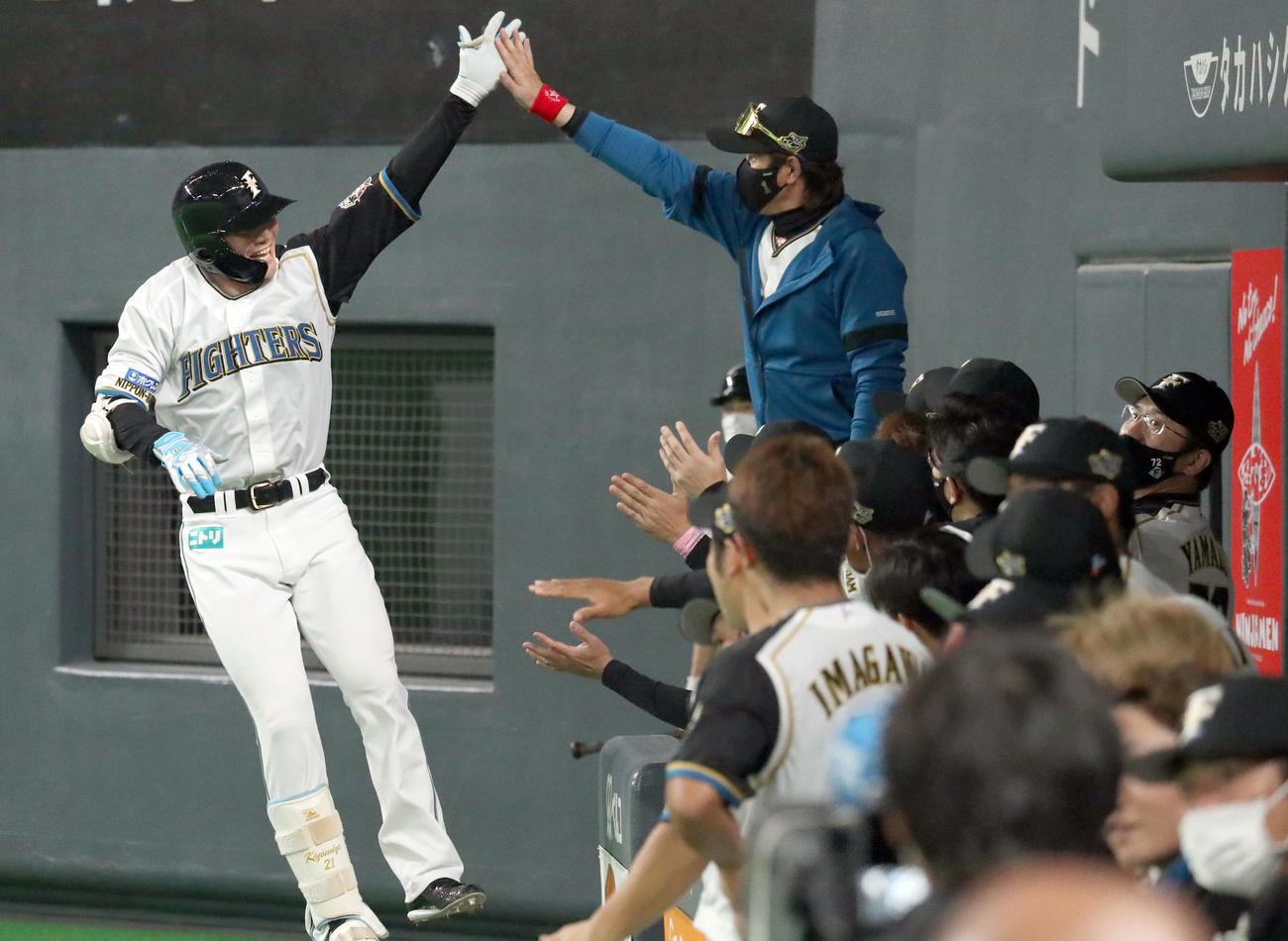 日本ハム対ロッテ　2回裏日本ハム1死、先制となる右越え本塁打を放った清宮（左）は新庄監督とハイタッチを交わす（撮影・佐藤翔太）