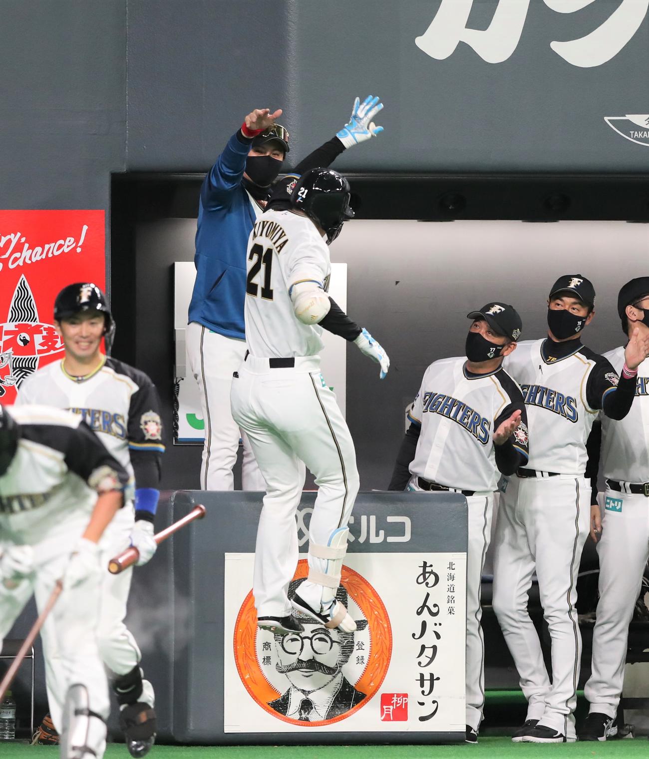 日本ハム対ロッテ　2回裏、本塁打を放った清宮を出迎える新庄監督（撮影。黒川智章）