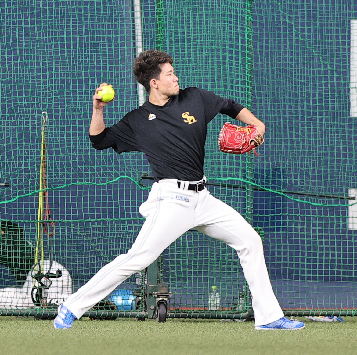 オリックス対ソフトバンク　試合前、キャッチボールで調整するソフトバンク千賀（撮影・上山淳一）