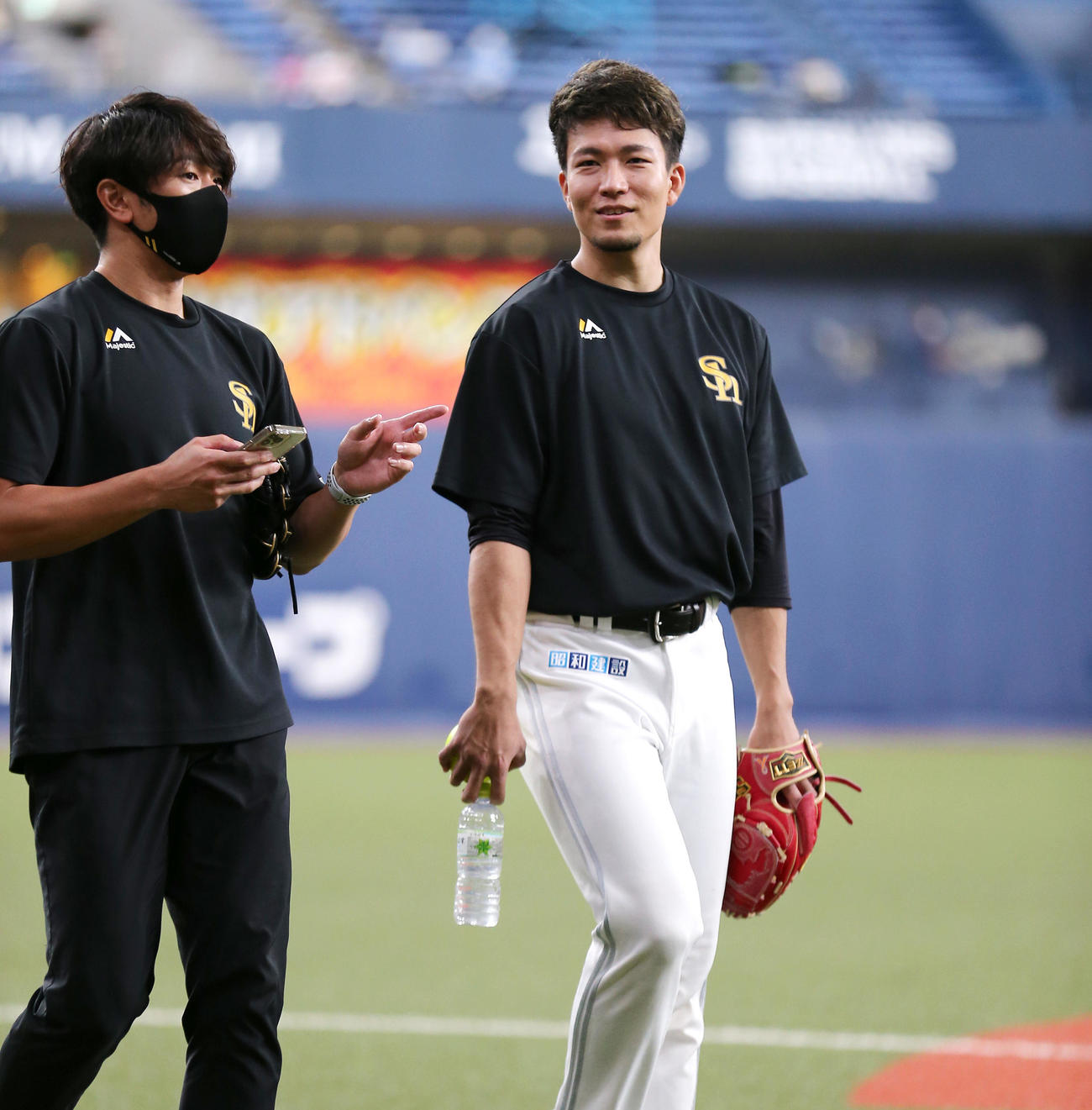 オリックス対ソフトバンク　練習を終え笑顔で引き揚げるソフトバンク千賀（右）（撮影・上山淳一）