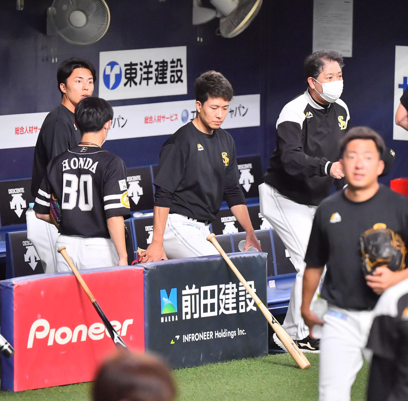 オリックス対ソフトバンク　京セラドームのグラウンドに入るソフトバンク千賀（撮影・和賀正仁）