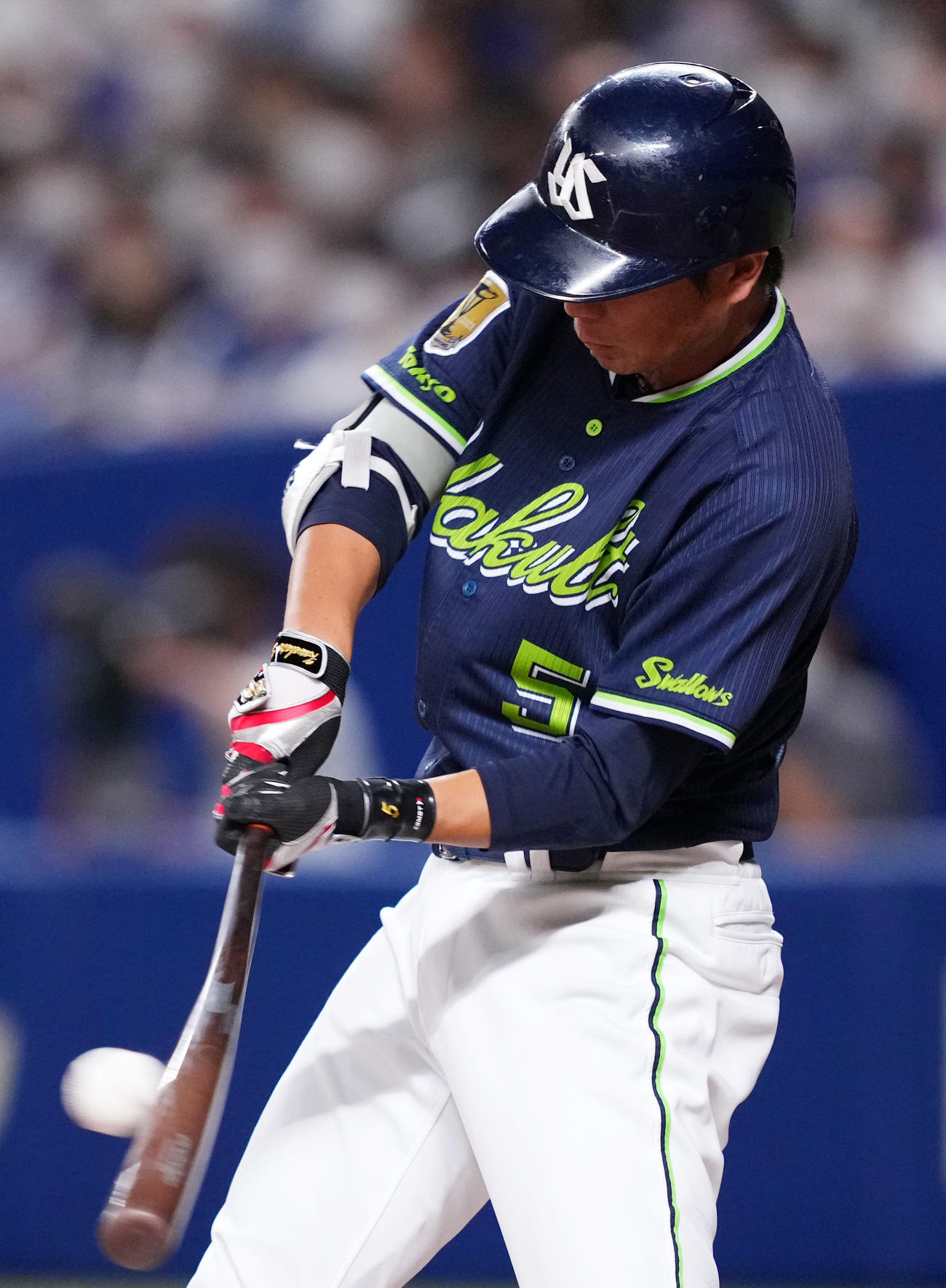 中日対ヤクルト　12回表ヤクルト2死満塁、中前2点適時打を放つ川端（撮影・横山健太）