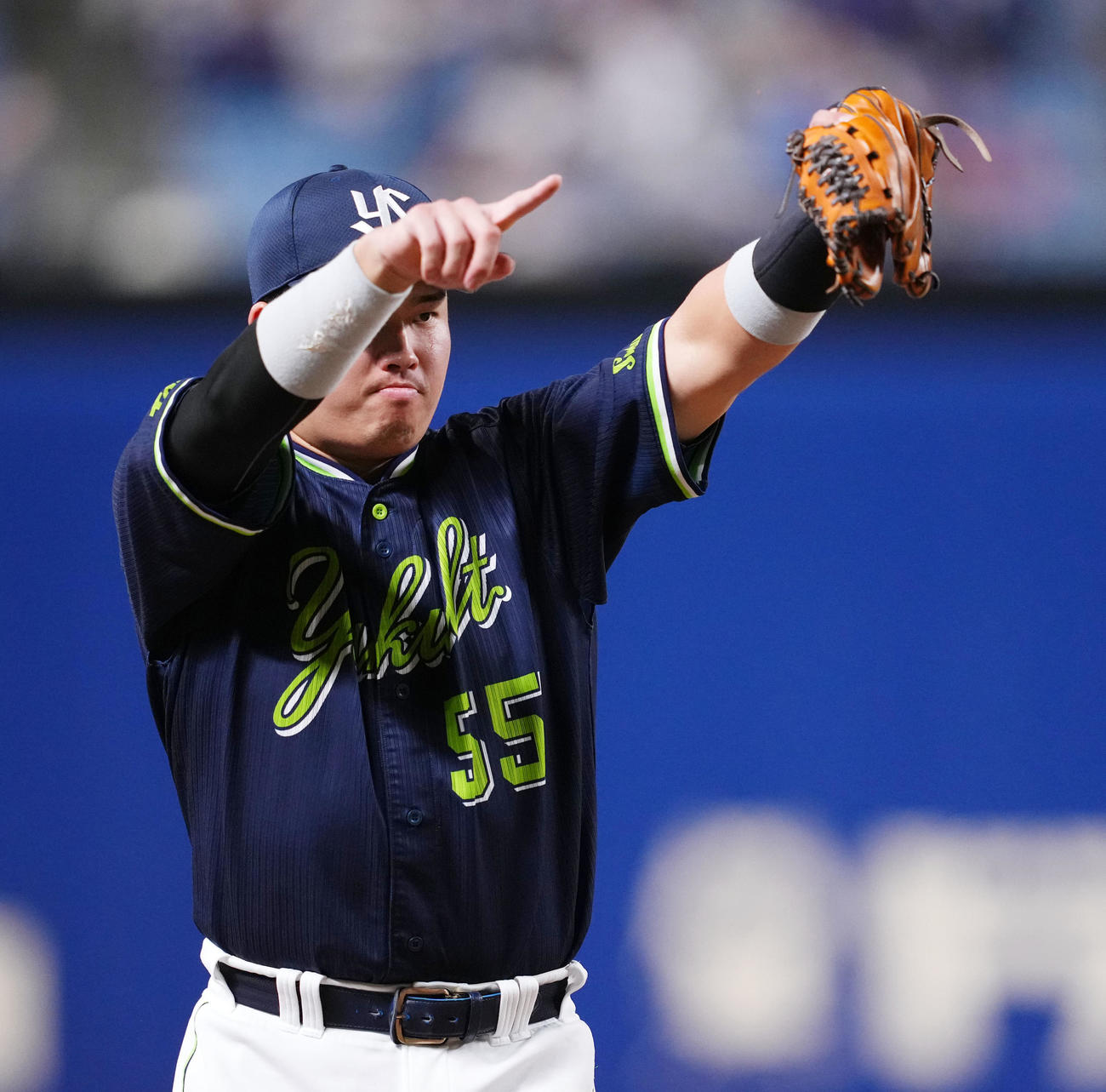 中日対ヤクルト　12回裏中日2死一、二塁、阿部の中前適時打で三塁へ進塁した加藤翔へのタッチプレーにリクエストを要求する村上（撮影・横山健太）