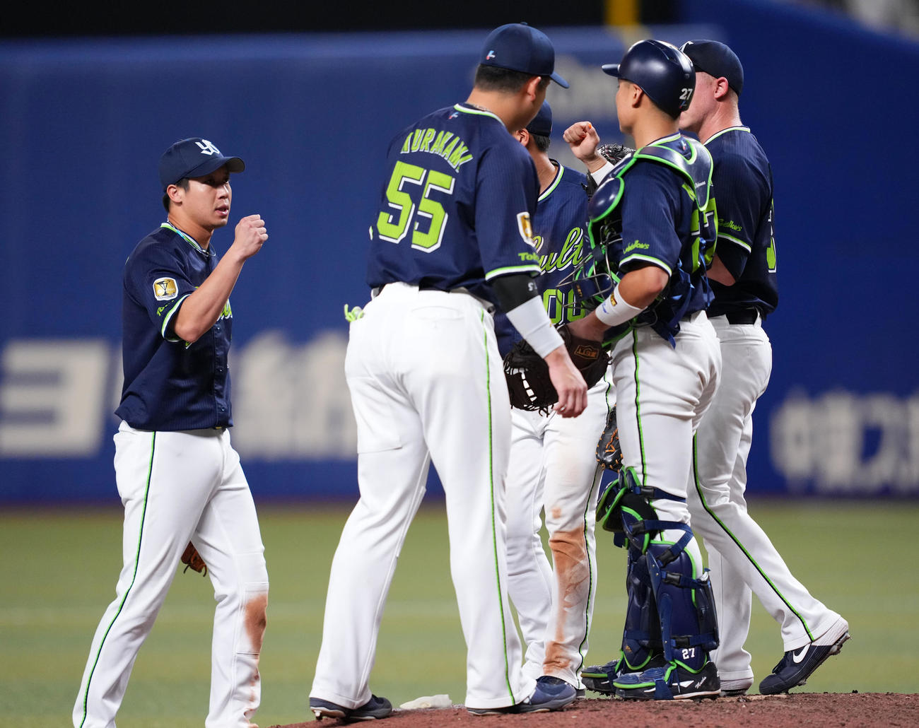 中日対ヤクルト　試合は引き分けに終わりタッチを交わすヤクルトナイン（撮影・横山健太）