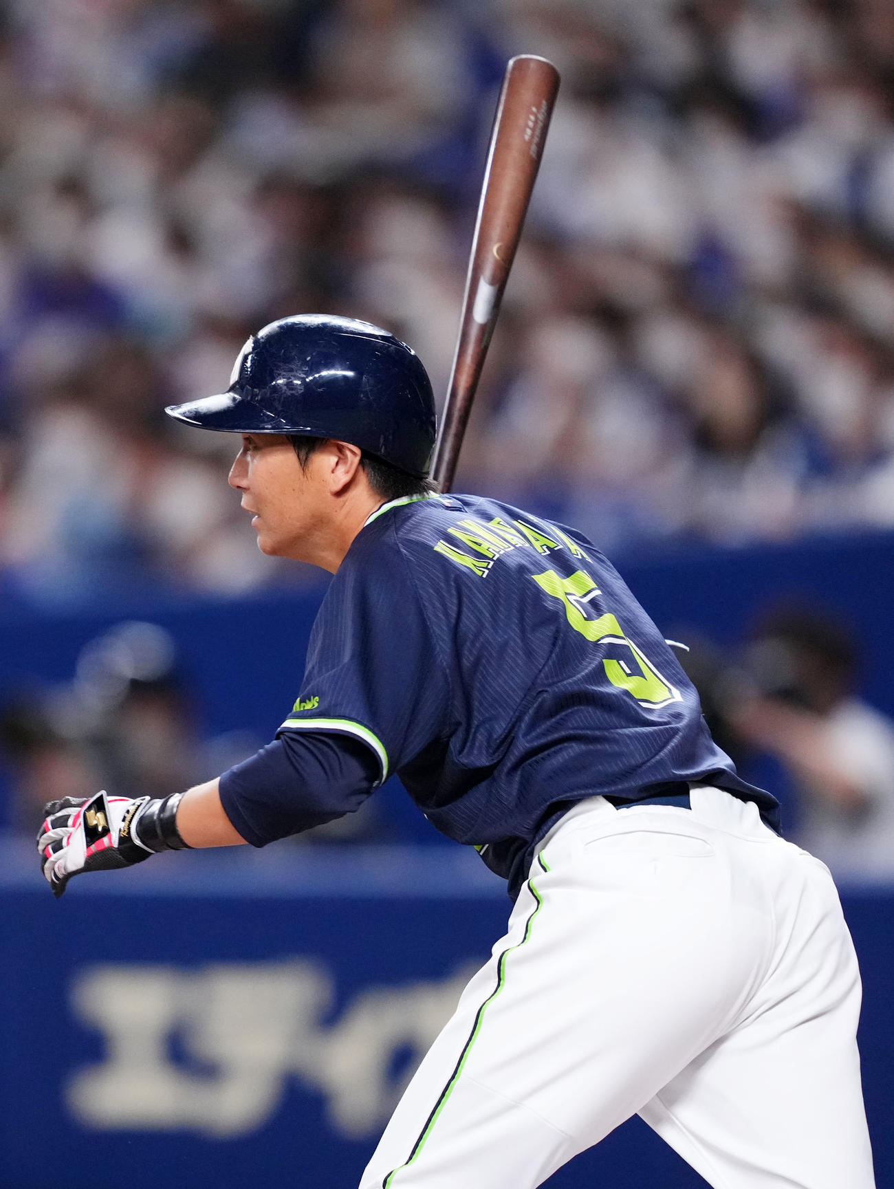 中日対ヤクルト　12回表ヤクルト2死満塁、中前2点適時打を放つ川端（撮影・横山健太）