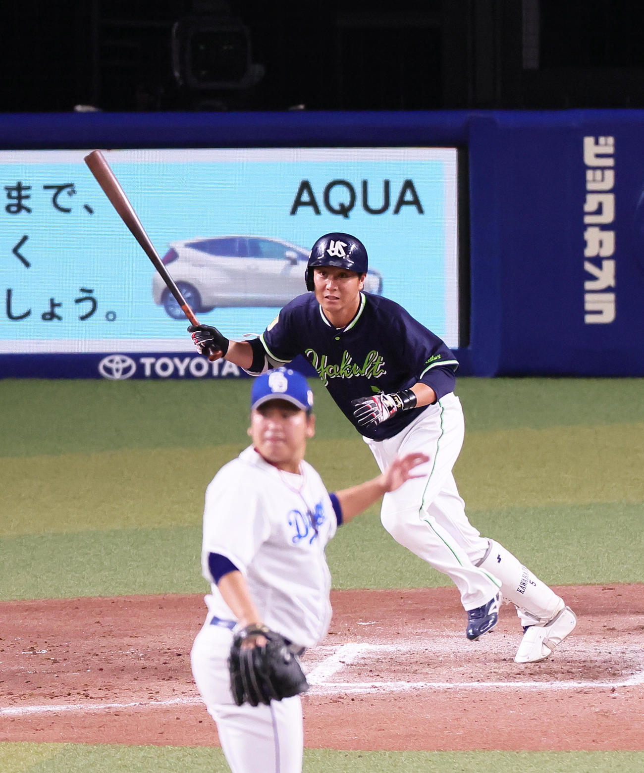 中日対ヤクルト12回表ヤクルト2死満塁、代打川端は中前適時打を放つ。投手福（撮影・足立雅史）