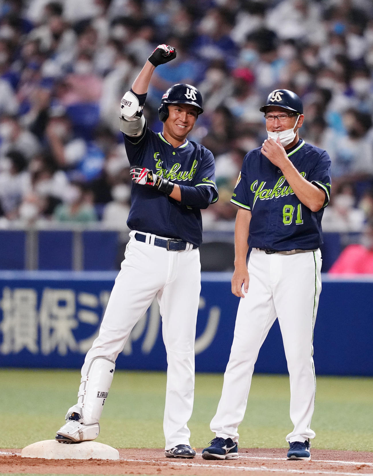中日対ヤクルト　12回表ヤクルト2死満塁、中前2点適時打を放ちガッツポーズする川端（左）。右は佐藤コーチ（撮影・横山健太）