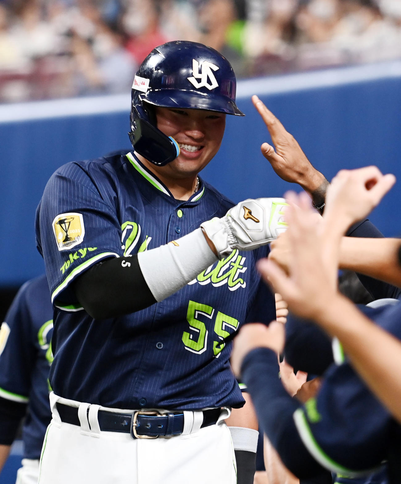 中日対ヤクルト　12回表ヤクルト2死満塁、川端の中前2点適時打で生還しナインと笑顔でタッチを交わす村上（撮影・横山健太）