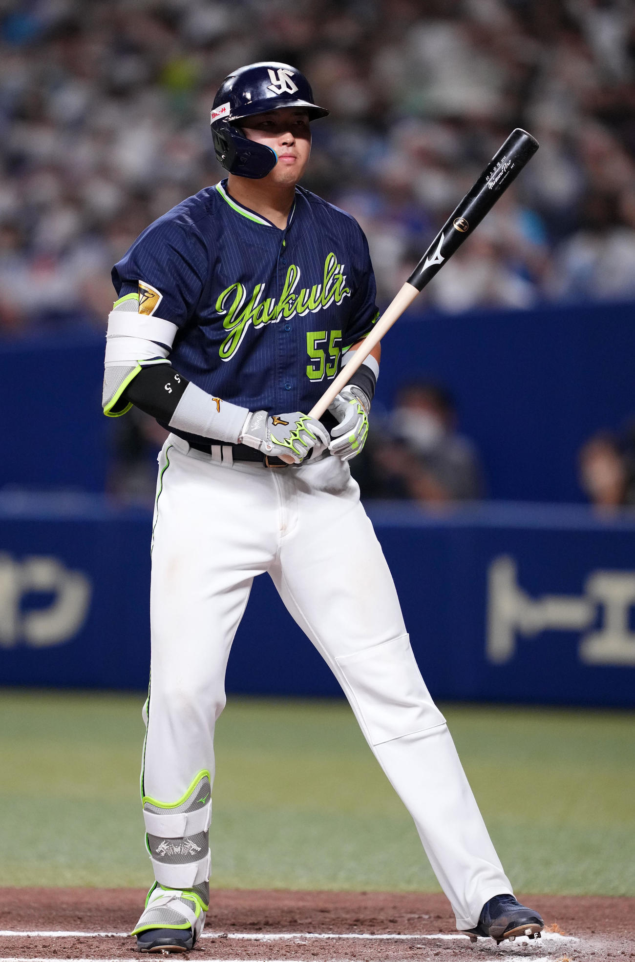 中日対ヤクルト　10回表ヤクルト2死二塁、四球で出塁する村上（撮影・横山健太）