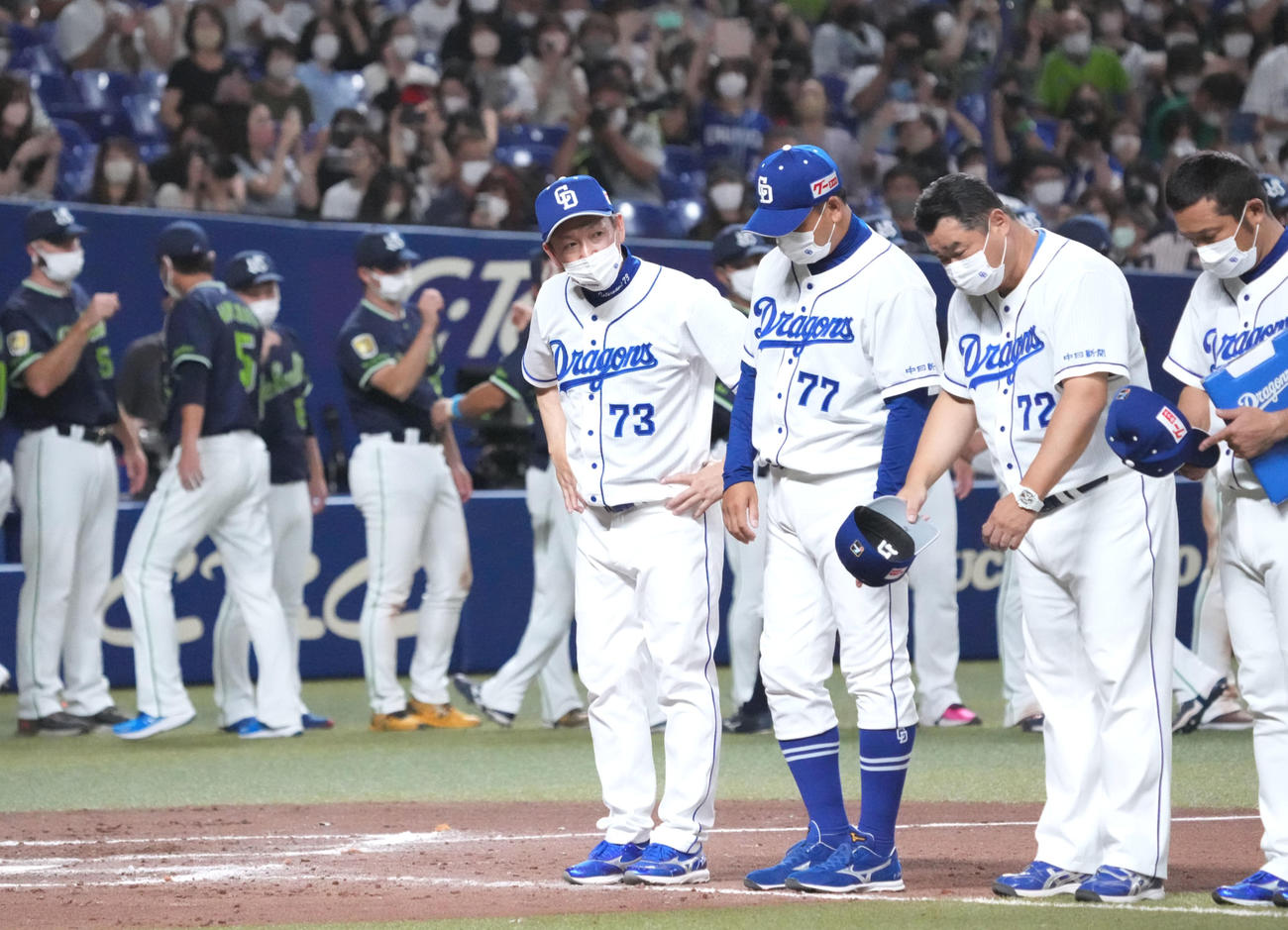 ヤクルトに引き分け、スタンドにあいさつをする立浪監督（中央）（撮影・森本幸一）