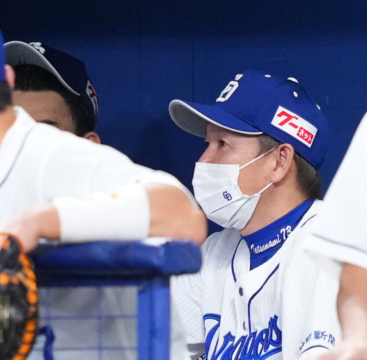 7回表終了時、中日小笠原（左）に声をかける立浪監督（撮影・横山健太）