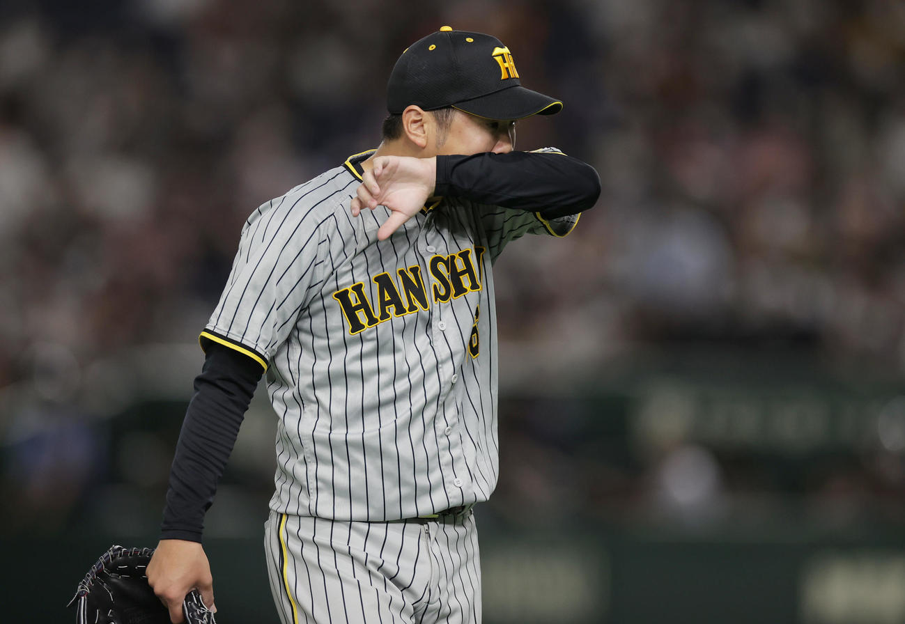 巨人対阪神　5回裏を投げ終え、悔しそうにベンチへ戻る西勇（撮影・前田充）