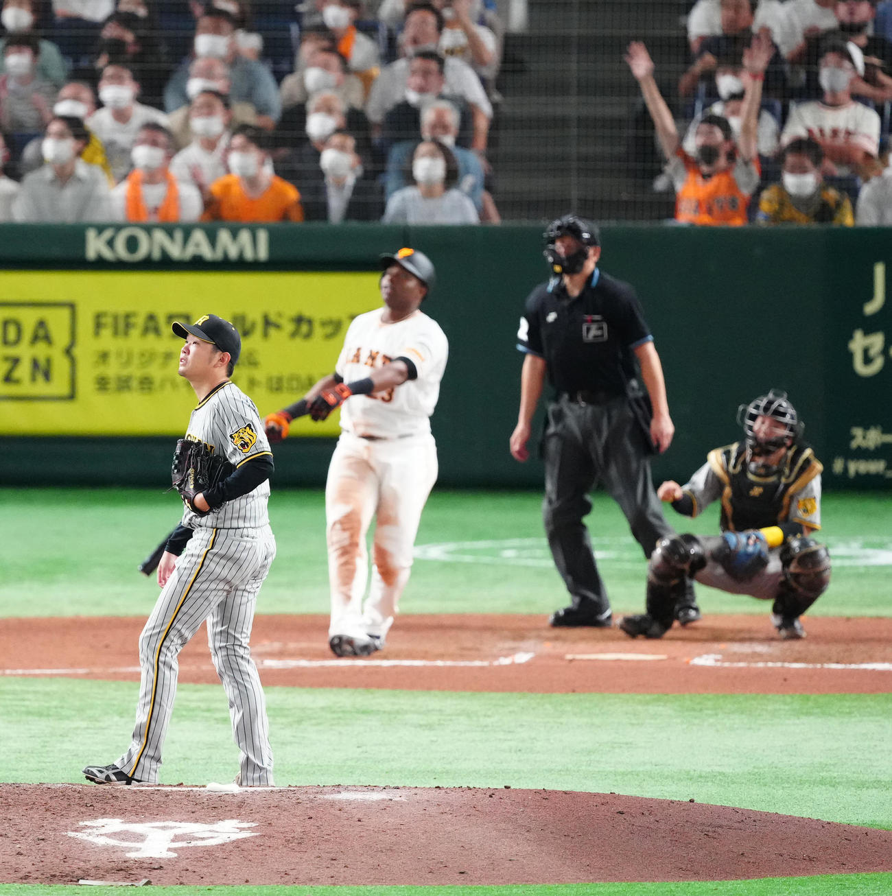 巨人対阪神　6回裏巨人2死、ポランコ（後方左）にソロ本塁打を浴びる西勇（撮影・江口和貴）