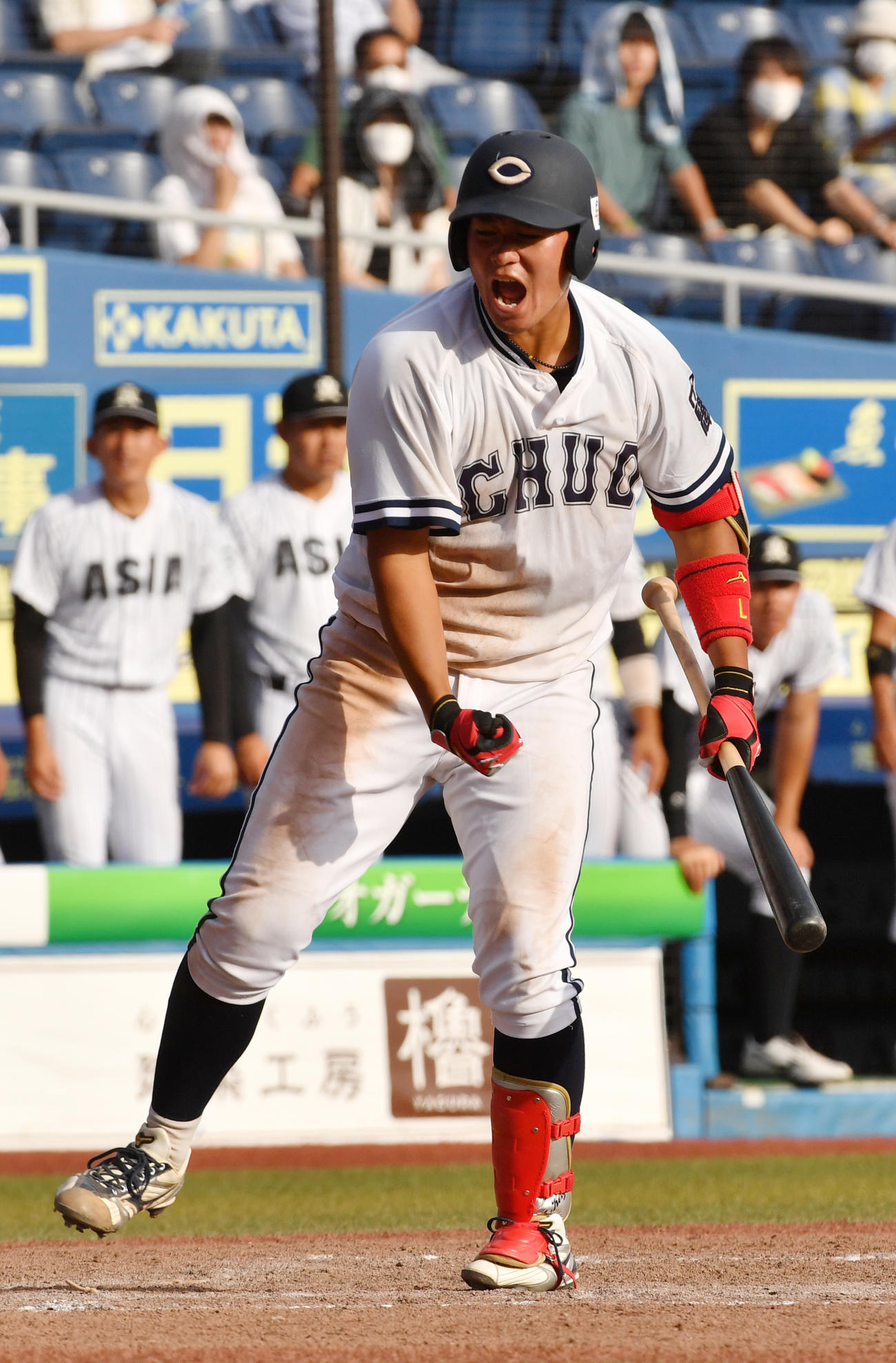 亜大対中大　タイブレーク延長10回裏中大2死満塁、北村はサヨナラ死球でガッツポーズする（撮影・柴田隆二）