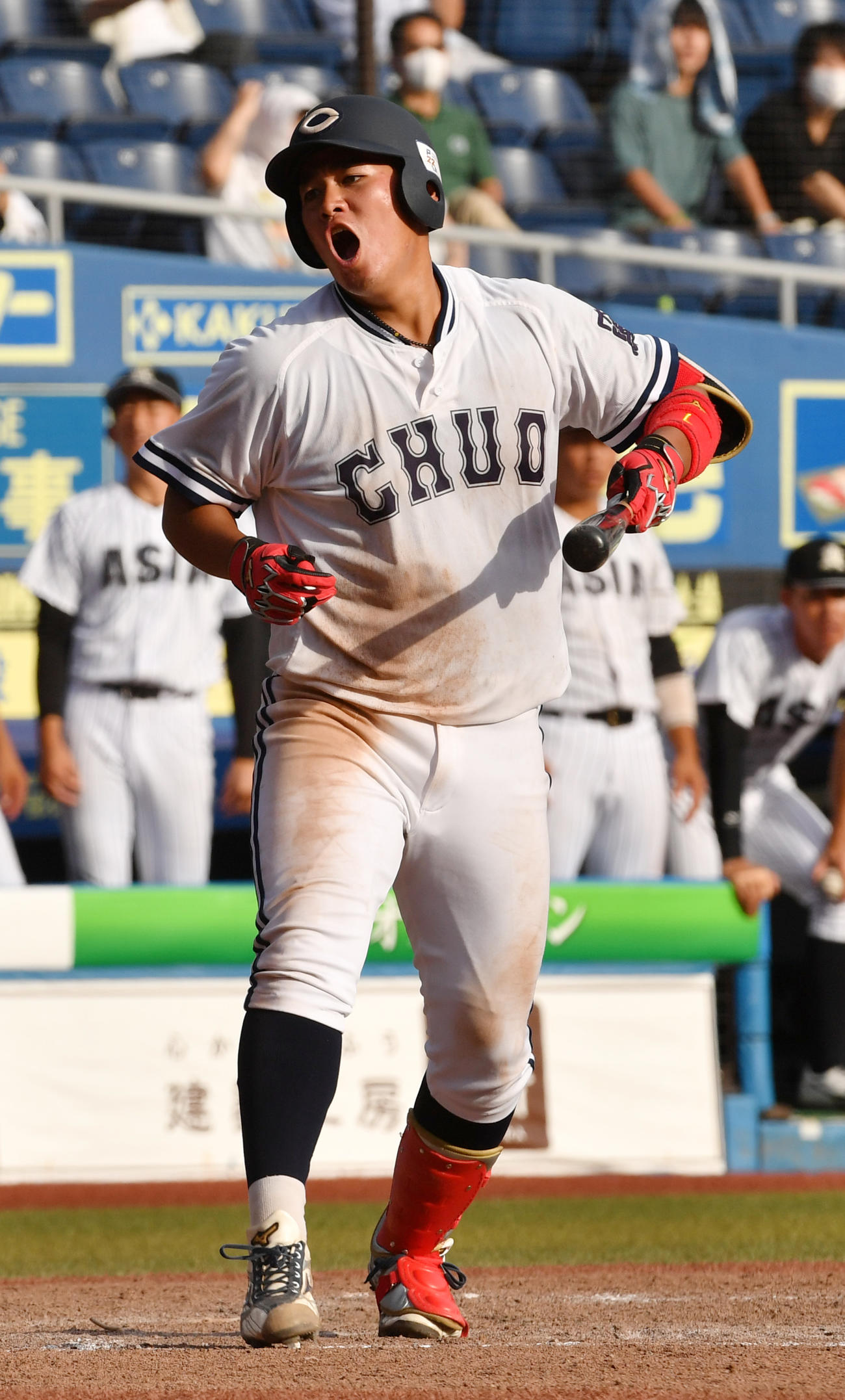 亜大対中大　タイブレーク延長10回裏中大2死満塁、北村はサヨナラ死球でガッツポーズする（撮影・柴田隆二）