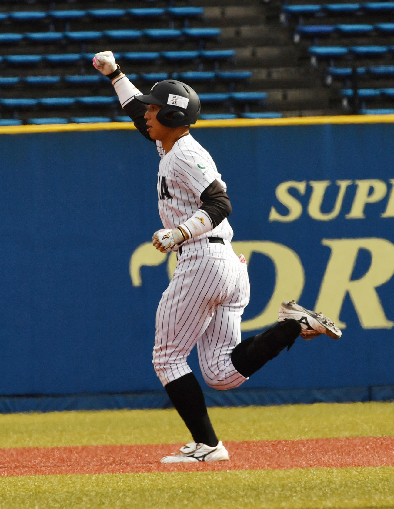 亜大対中大　6回表亜大1死一、二塁、天井は右越えに本塁打を放ちガッツポーズする（撮影・柴田隆二）