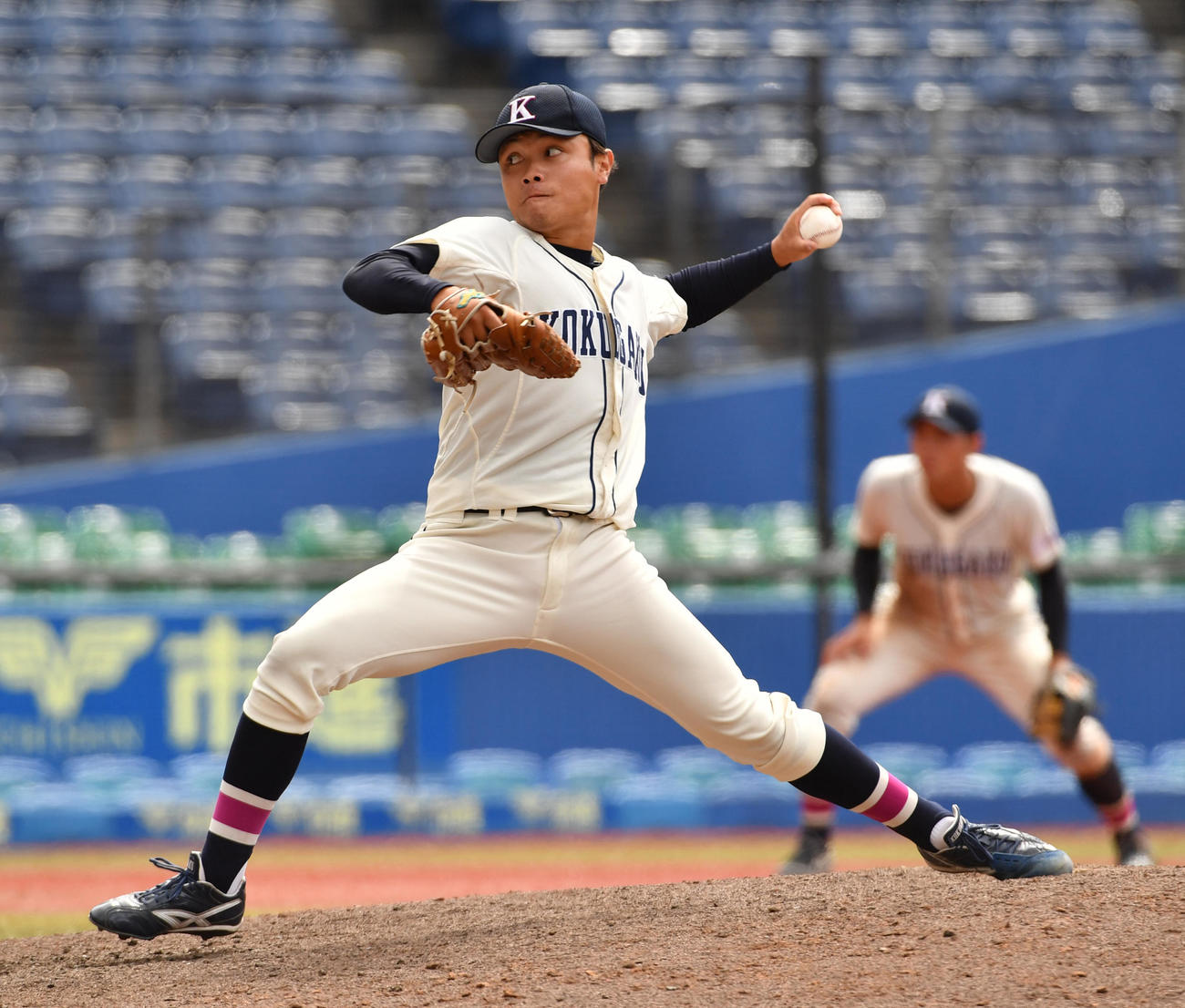 国学院大対駒大　8回から登板した国学院大・楠茂（撮影・柴田隆二）