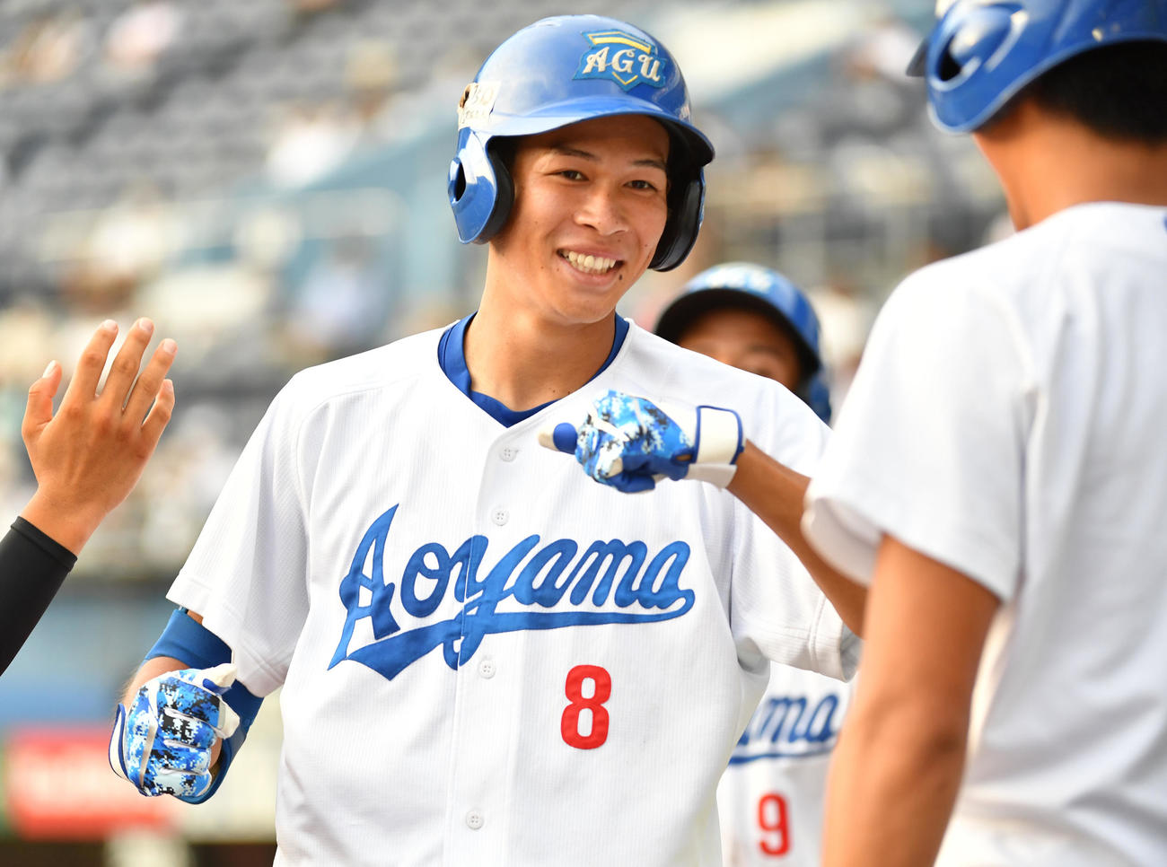 青学大対日大　3回表青学大無死一塁、中島は右越えに本塁打を放ちナインとハイタッチする（撮影・柴田隆二）