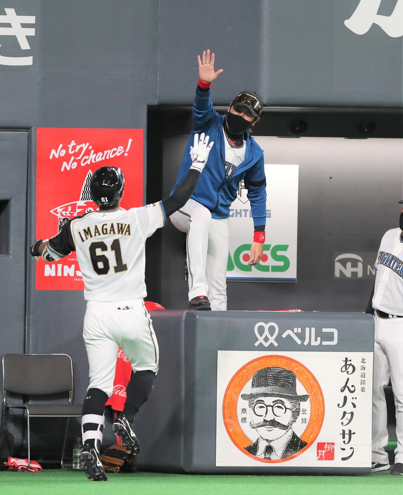 日本ハム対ロッテ　6回裏、本塁打を放った今川を出迎える新庄監督（撮影。黒川智章）