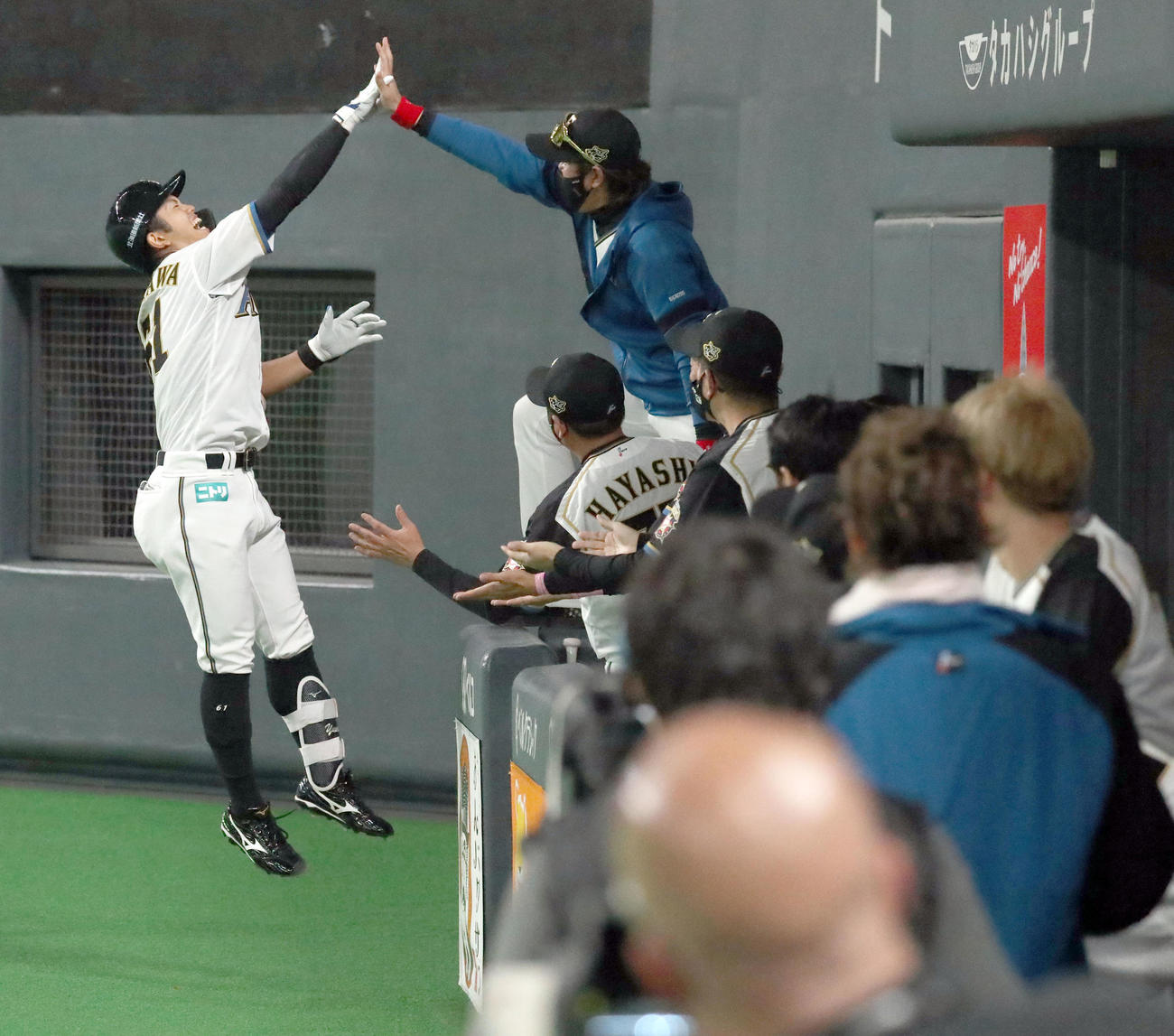 日本ハム対ロッテ　6回裏日本ハム無死、左越え本塁打を放った今川（左）は新庄監督とハイタッチを交わす（撮影・佐藤翔太）