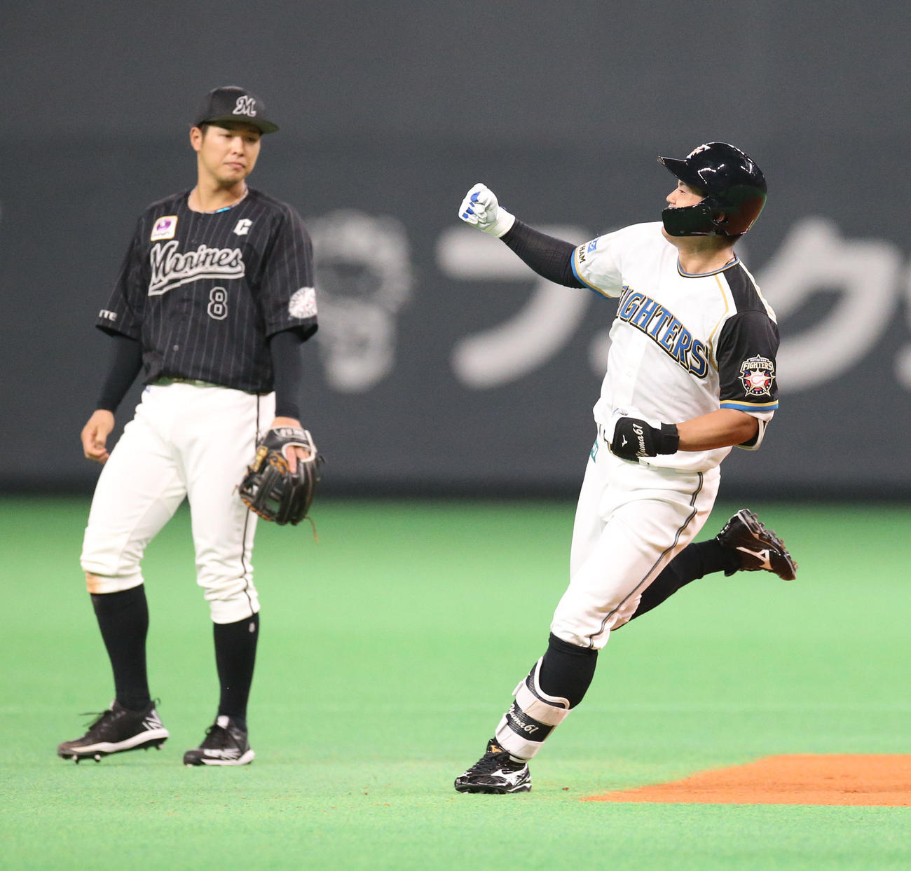 日本ハム対ロッテ　6回裏日本ハム無死、左越え本塁打を放ちガッツポーズをする今川（撮影・佐藤翔太）