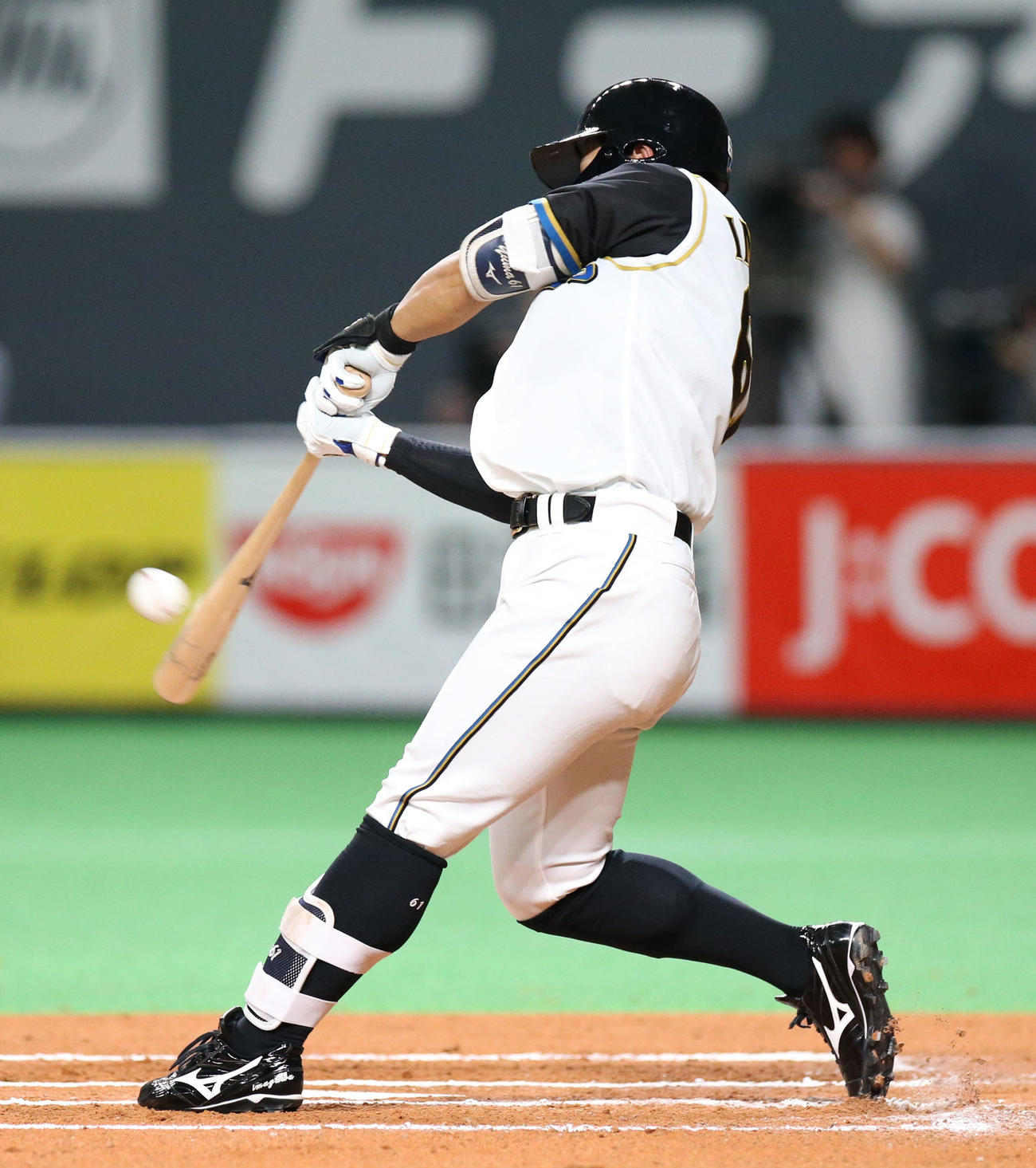 日本ハム対ロッテ　6回裏日本ハム無死、左越え本塁打を放つ今川（撮影・佐藤翔太）