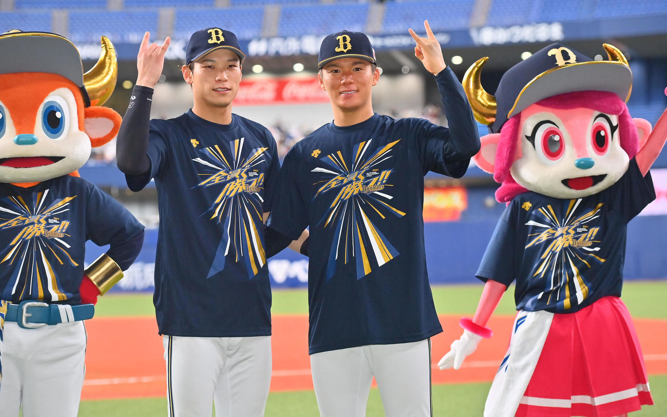 オリックス対ソフトバンク　中川圭（右）とともにスタン・ハンセンのポーズを取るオリックス山本（撮影・和賀正仁）