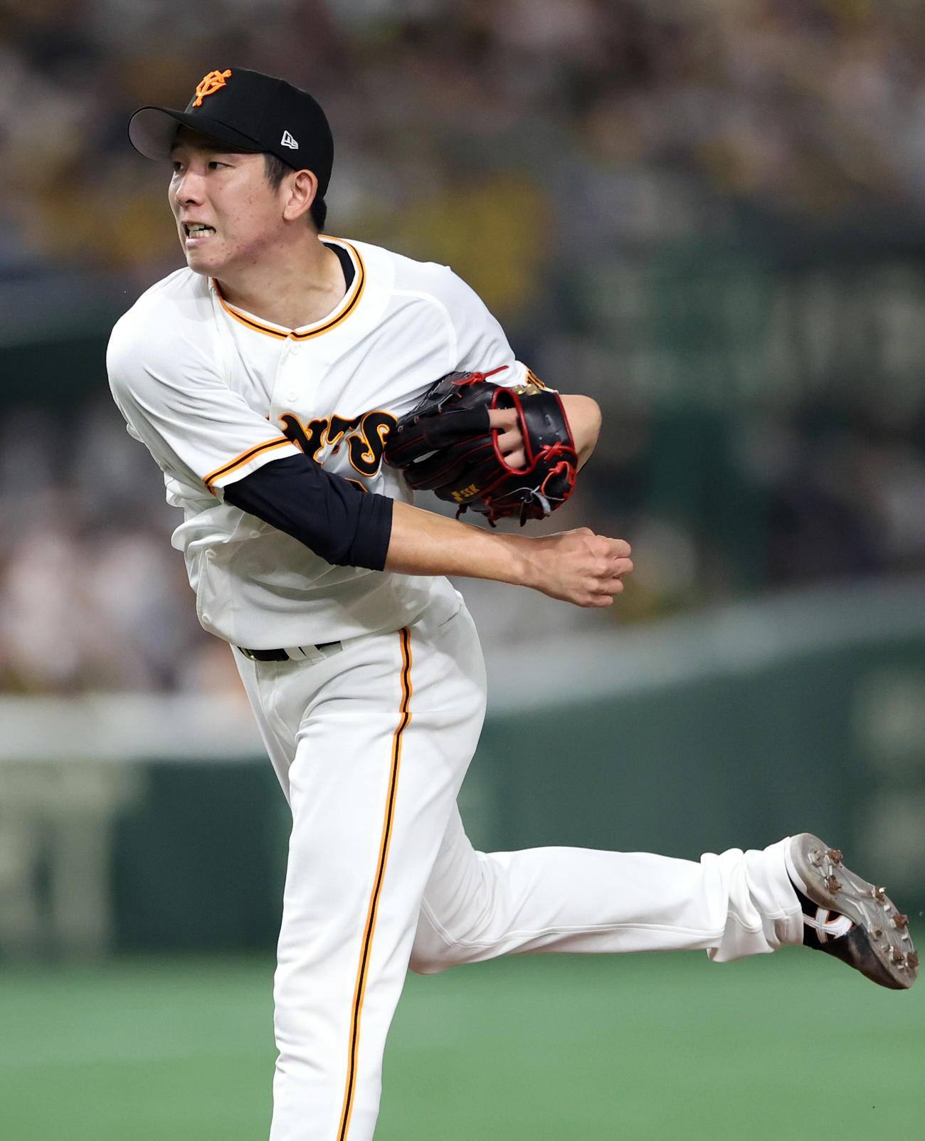 巨人対阪神　5回表、力投する巨人先発の戸郷（撮影・狩俣裕三）
