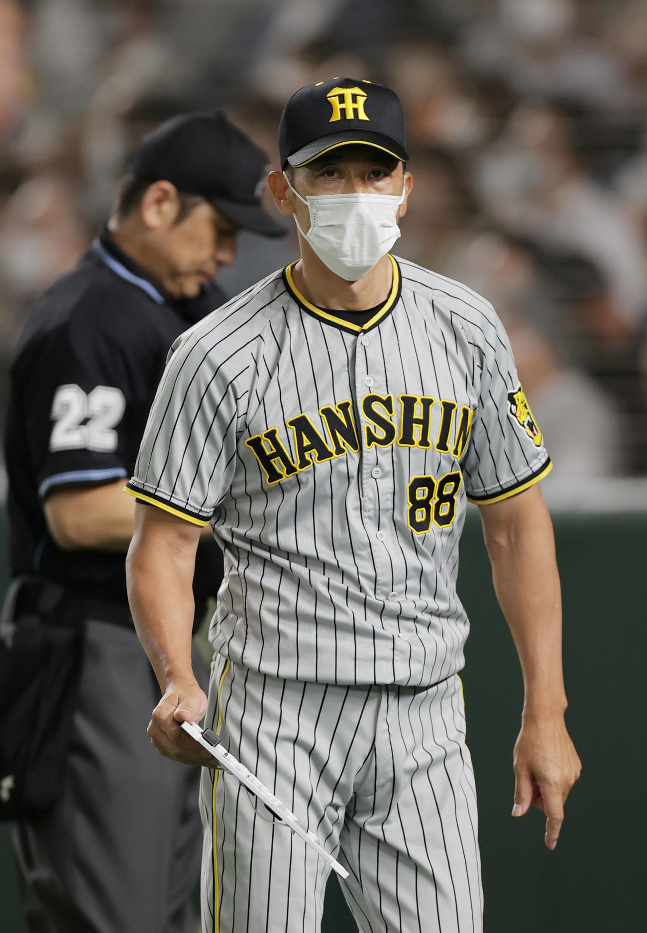 巨人対阪神　7回、選手交代を告げベンチへ戻る阪神矢野監督（撮影・前田充）