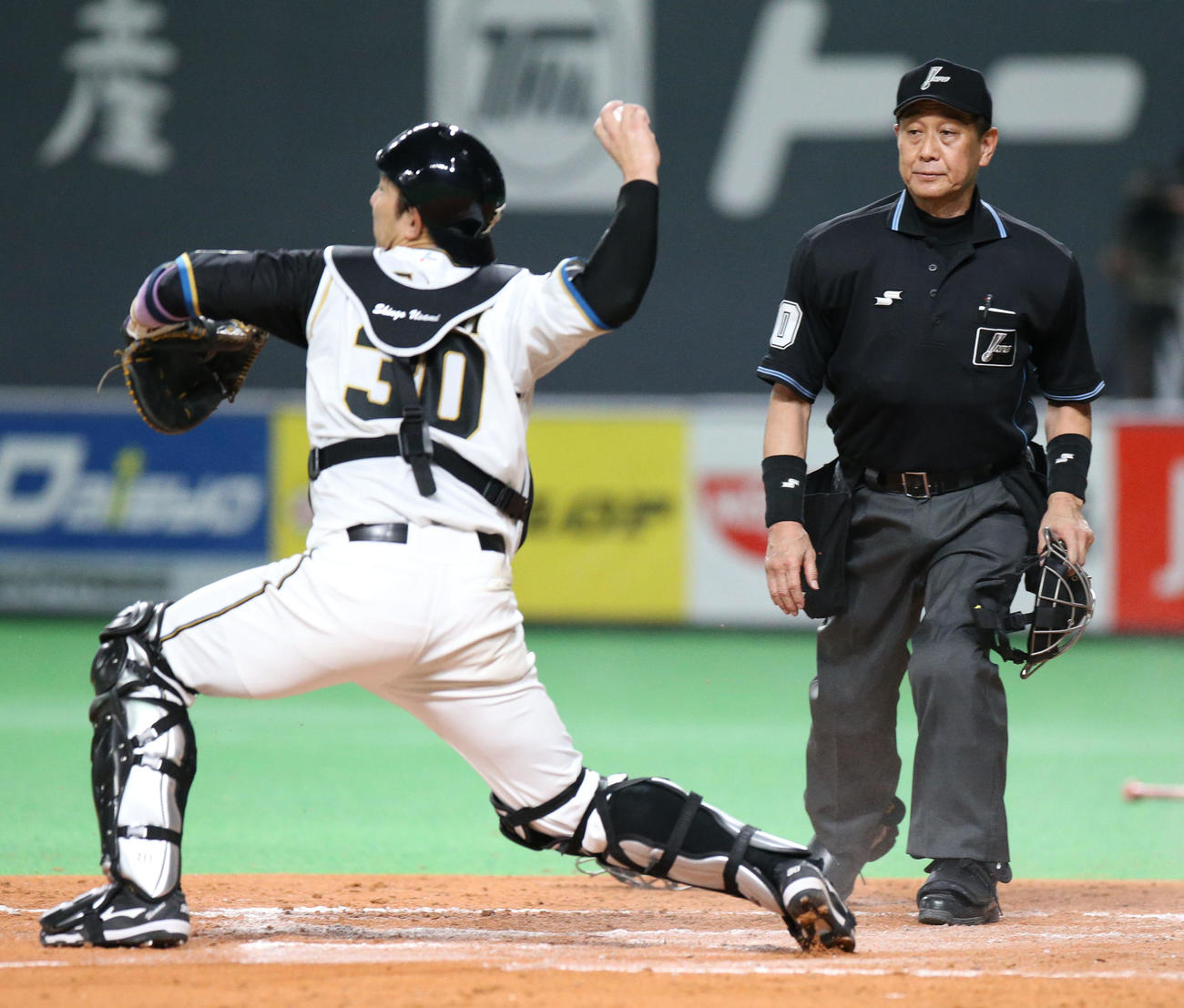 日本ハム対ロッテ　8回表ロッテ2死二塁、二塁に悪送球する宇佐見（撮影・佐藤翔太）