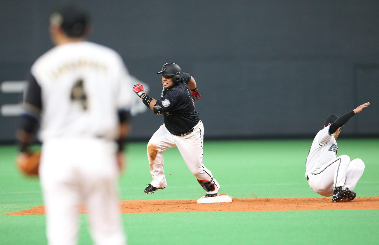日本ハム対ロッテ　8回表ロッテ2死二塁、宇佐見の悪送球の間に三塁に向かう井上（撮影・佐藤翔太）