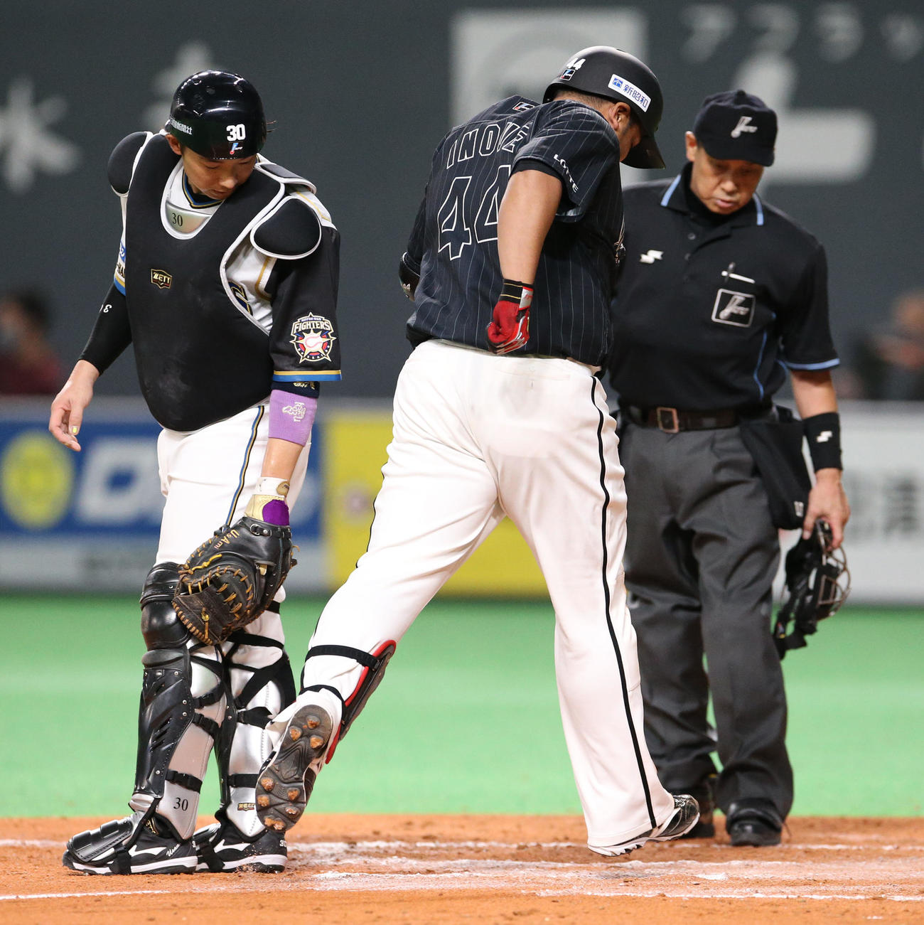 日本ハム対ロッテ　8回表ロッテ2死二塁、宇佐見（左）の悪送球でボールが逸れる間に井上に生還される（撮影・佐藤翔太）