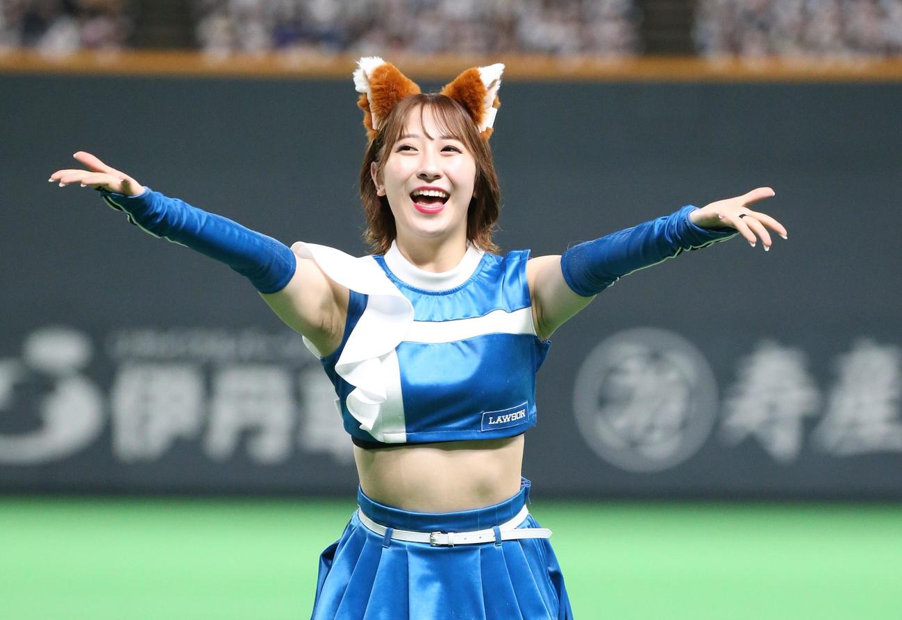 日本ハム対ロッテ　「きつねダンス」を踊るファイターズガール（撮影。黒川智章）