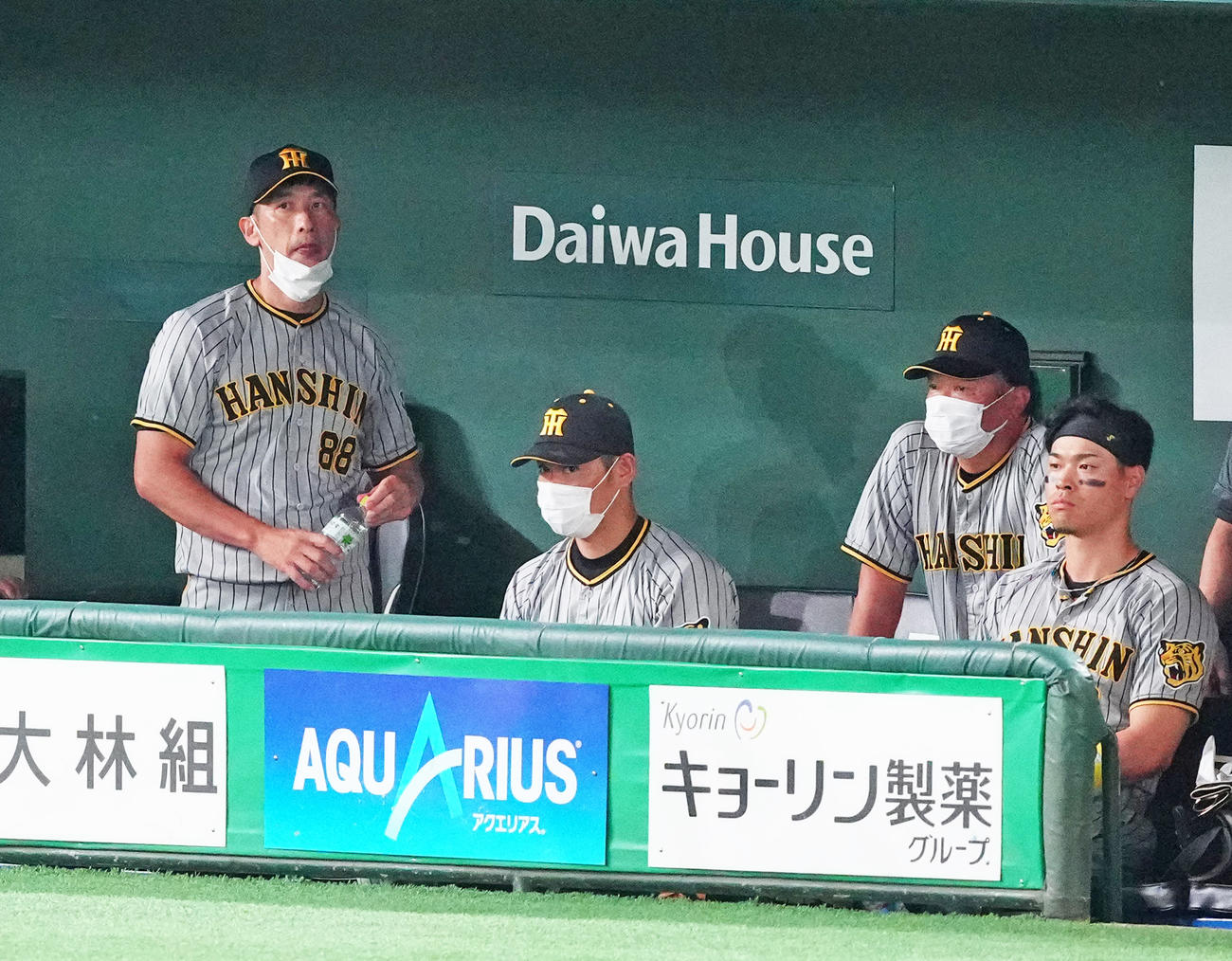 巨人に敗れ、ベンチで厳しい表情の阪神矢野監督（左端）ら（撮影・江口和貴）