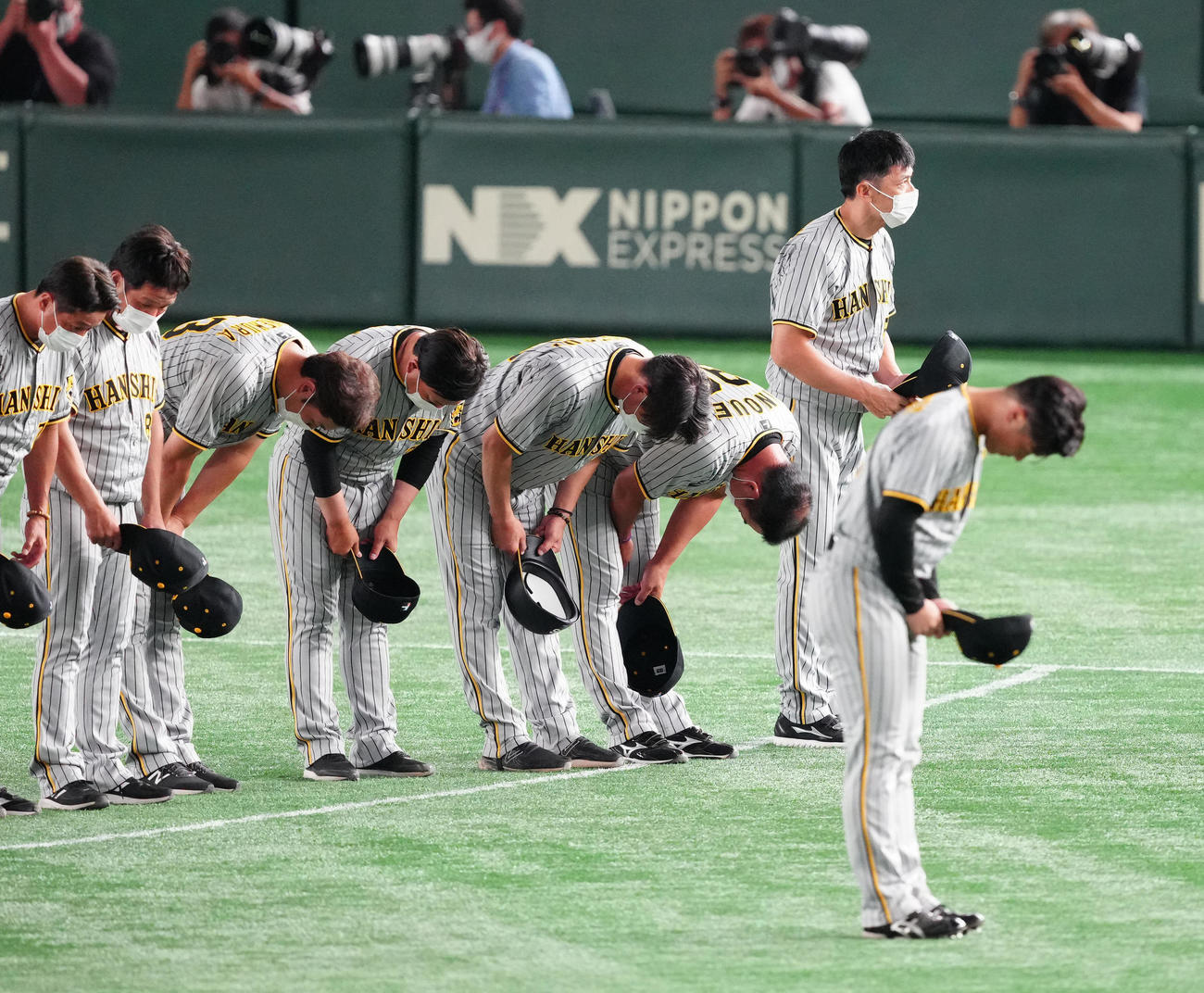試合後、左翼席の阪神ファンにあいさつする阪神矢野監督（後方右端）ら（撮影・江口和貴）