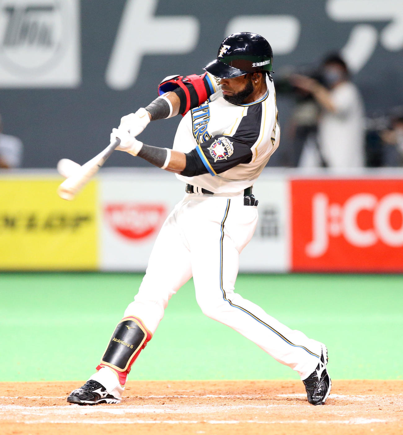日本ハム対ロッテ　8回裏日本ハム2死一塁、同点となる右越え2点本塁dあを放つアルカンタラ（撮影・佐藤翔太）
