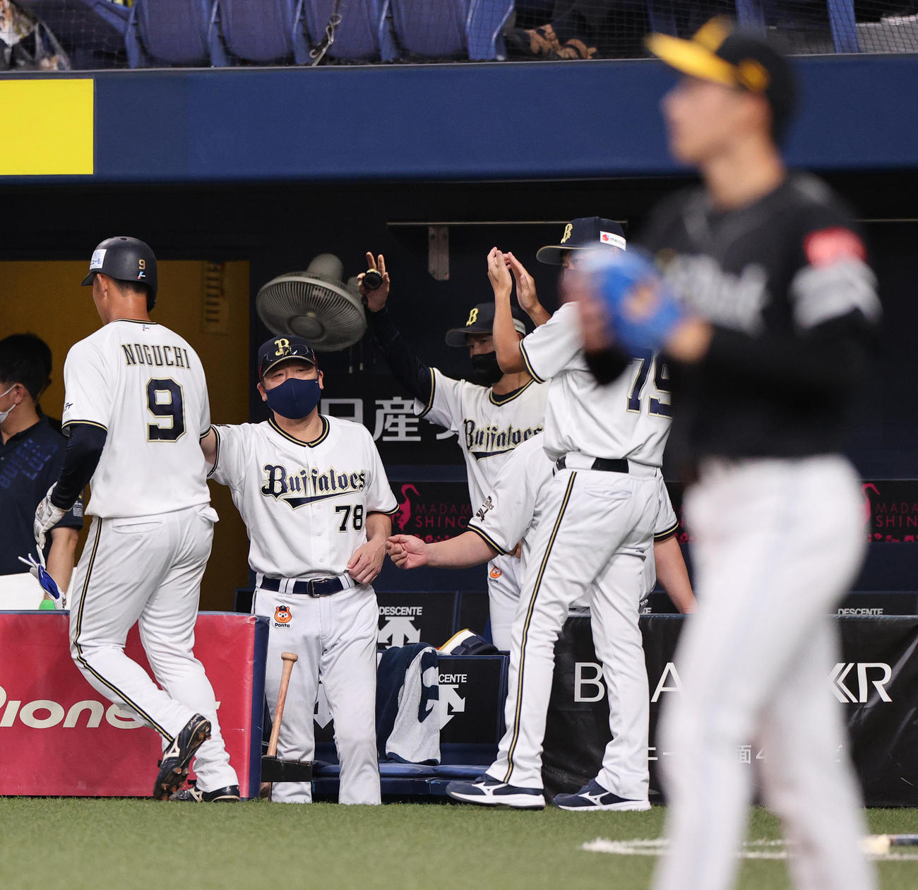 オリックス対ソフトバンク　3回裏オリックス1死満塁、中嶋聡監督（左から2人目）は頓宮の中犠飛で生還した野口（左）を出迎える（撮影・上山淳一）