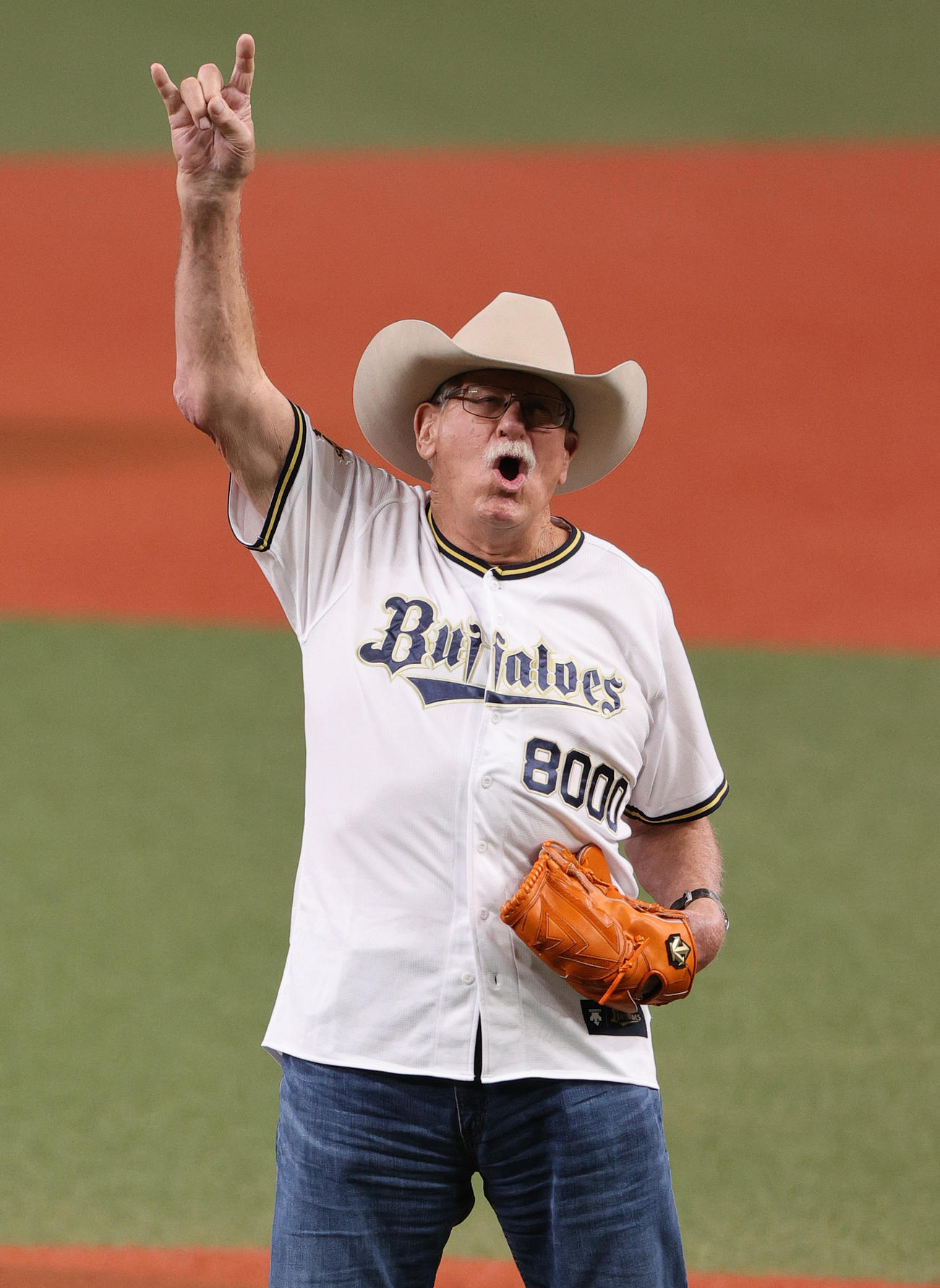 オリックス対ソフトバンク　特別始球式で投球を終え、ポーズを決めるスタン・ハンセン（撮影・上山淳一）
