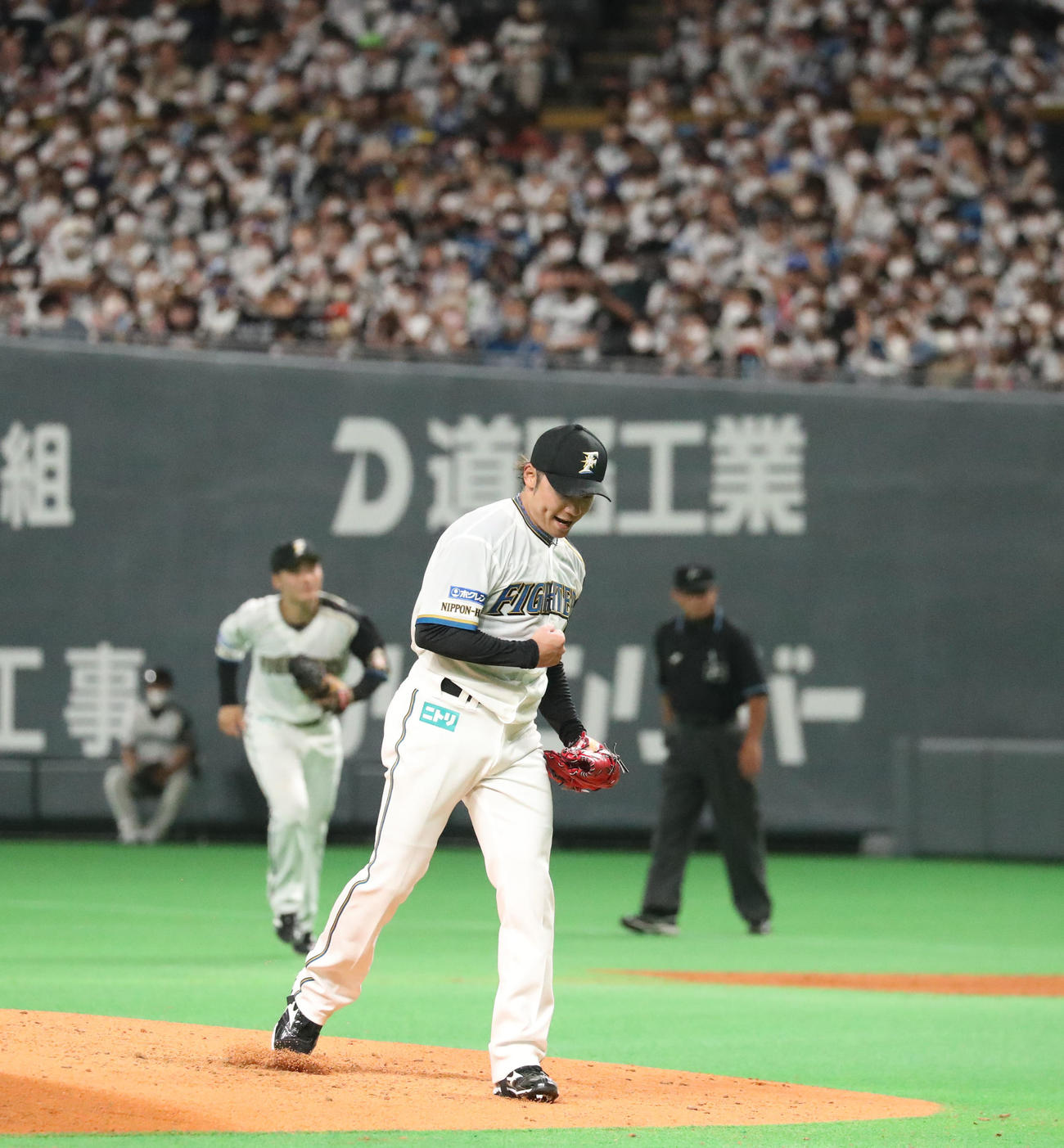 日本ハム対ロッテ　3回表ロッテ2死一、三塁、安田を見逃し三振に仕留めガッツポーズをする伊藤（撮影・佐藤翔太）